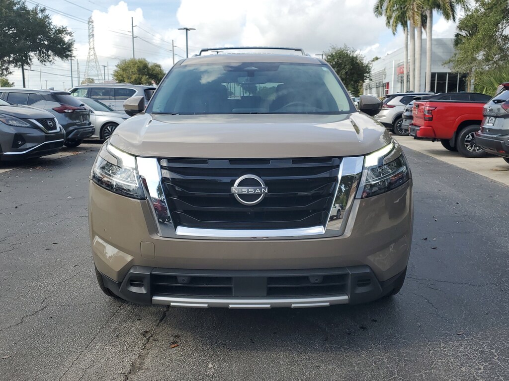 2023 Nissan Pathfinder Platinum photo 3