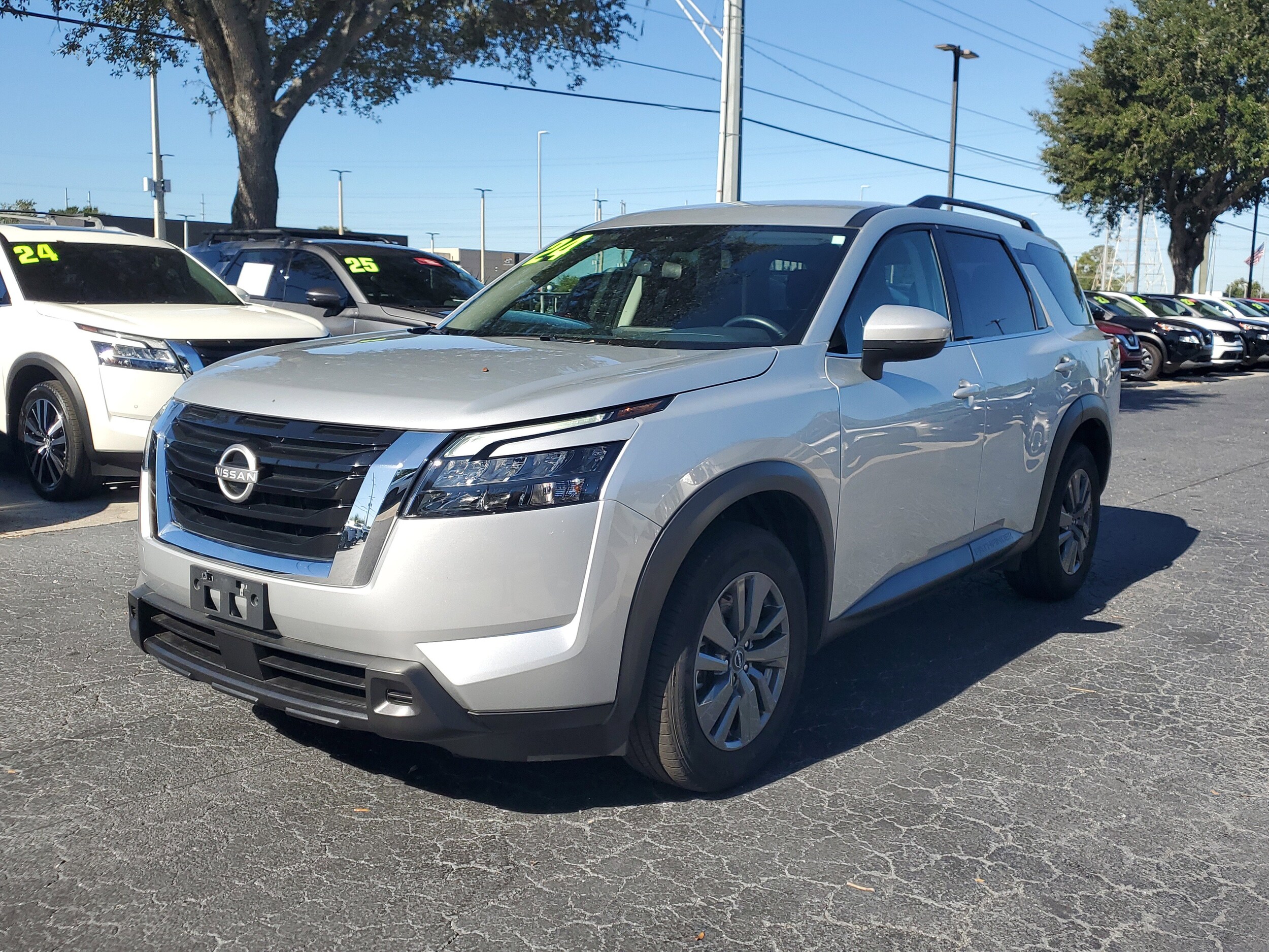 2024 Nissan Pathfinder SV photo 3