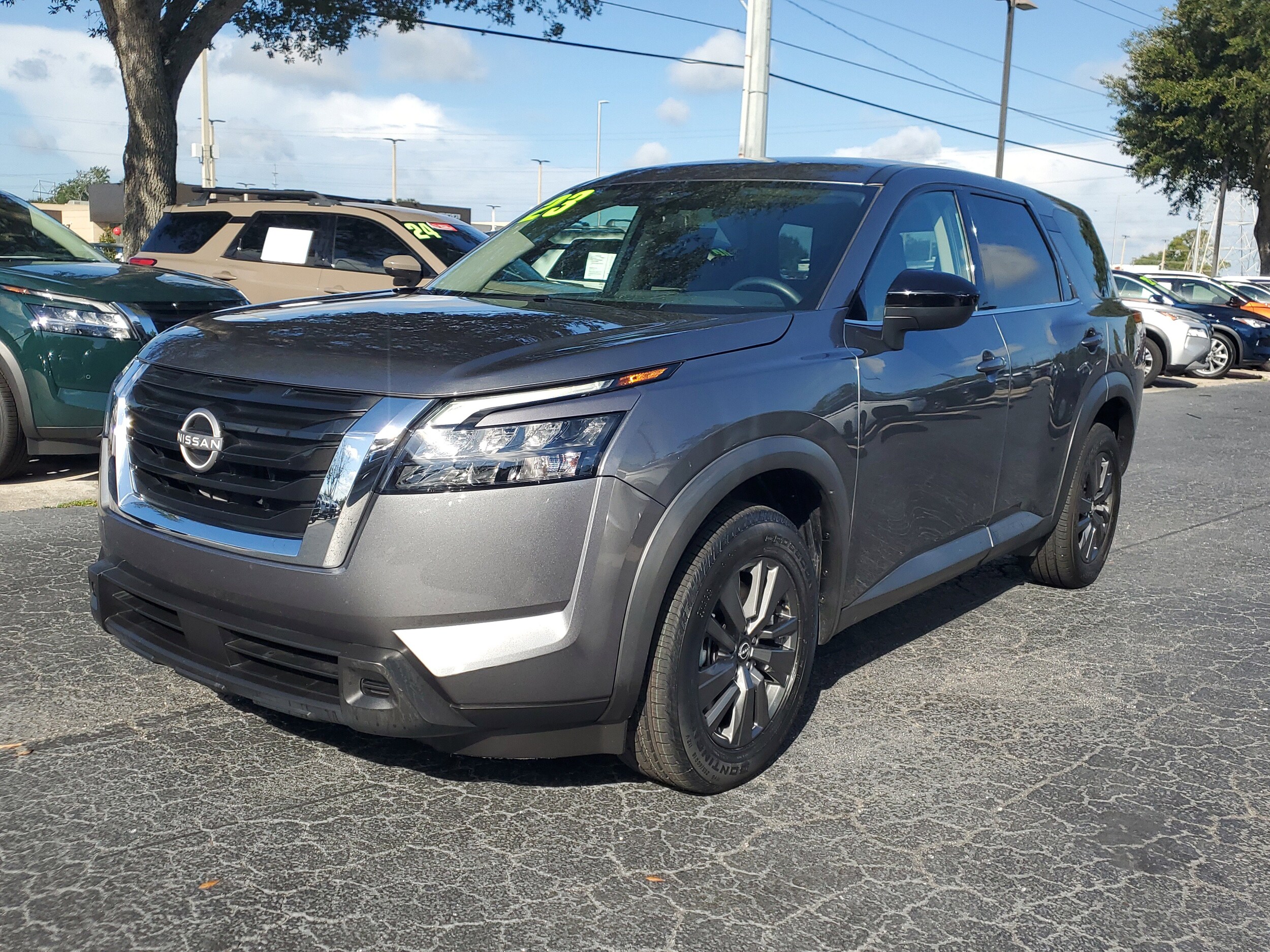2023 Nissan Pathfinder S photo 3
