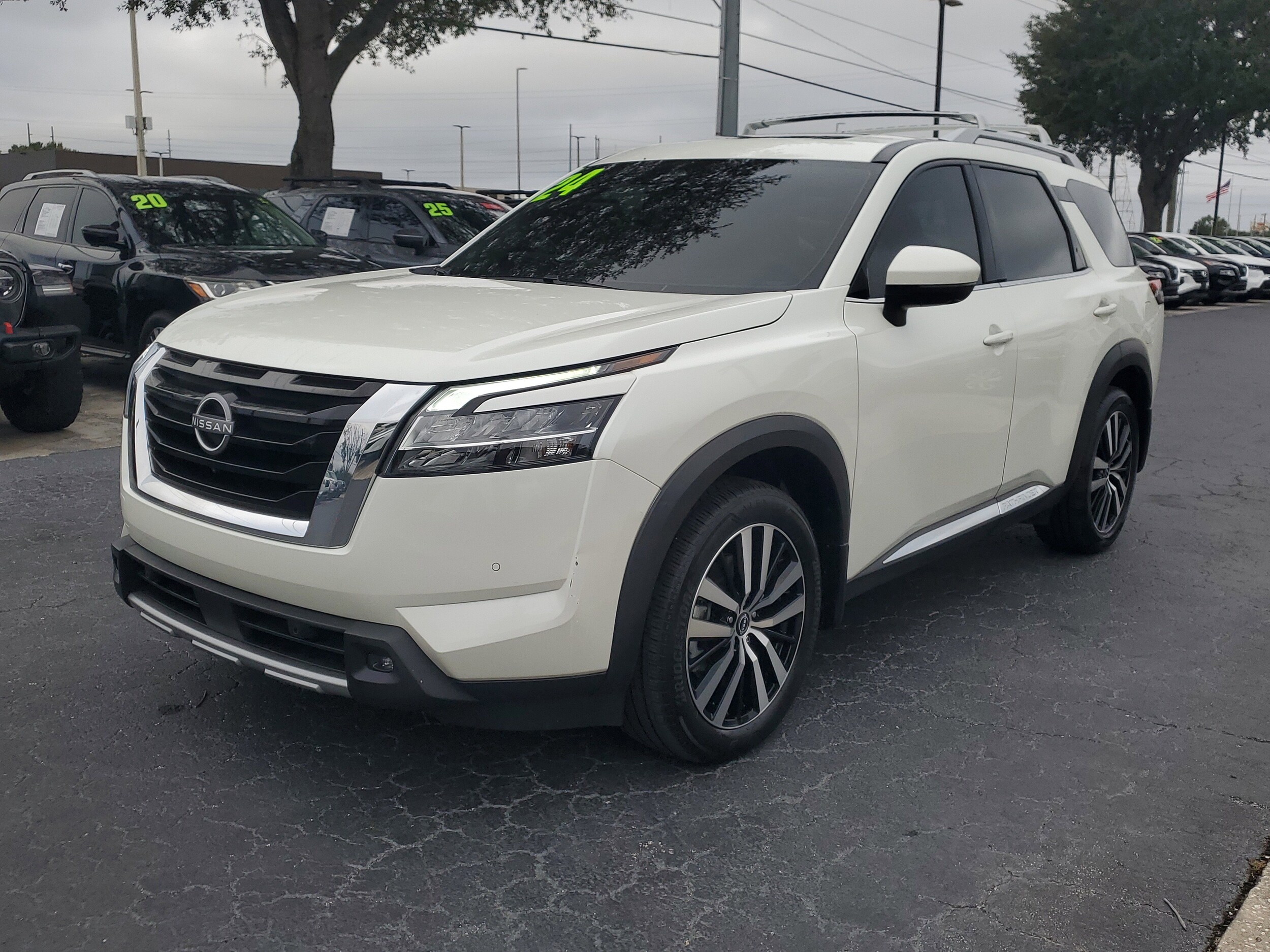 2024 Nissan Pathfinder Platinum photo 3