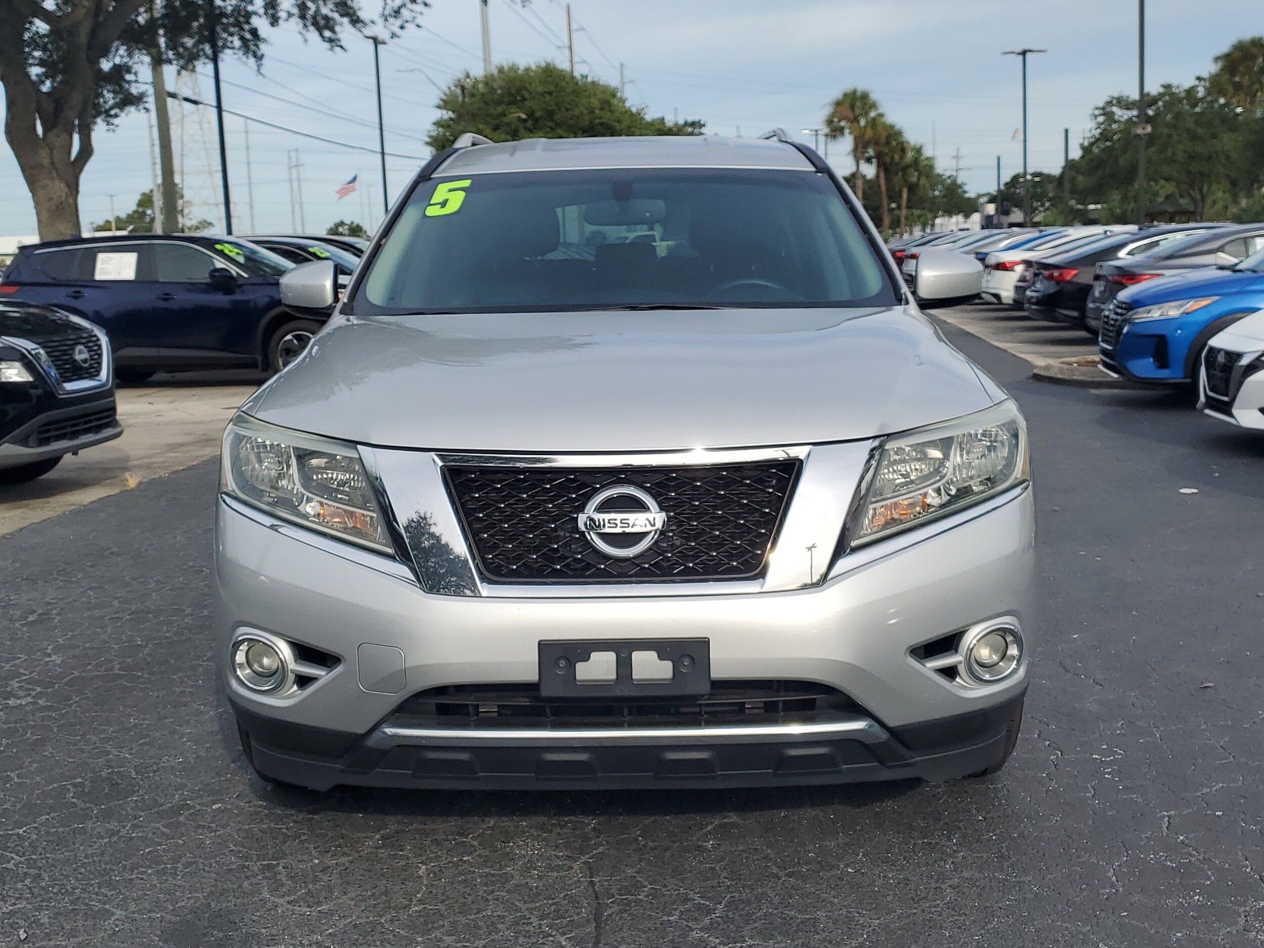 2015 Nissan Pathfinder SL photo 2