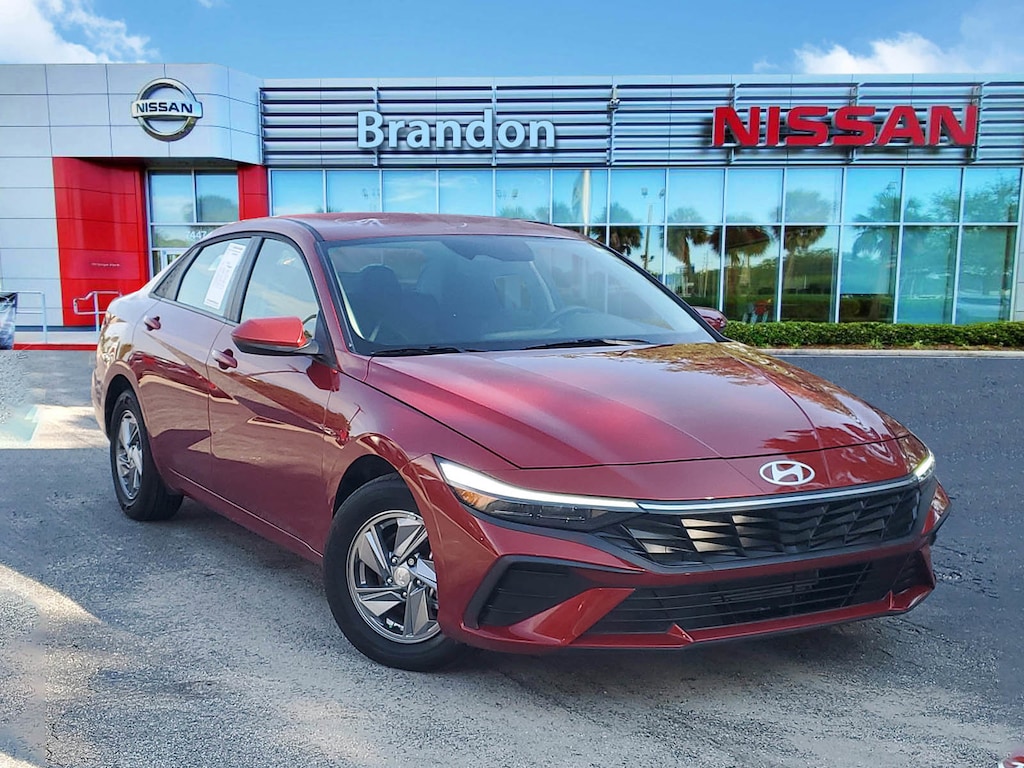 2025 Hyundai Elantra SE photo 2