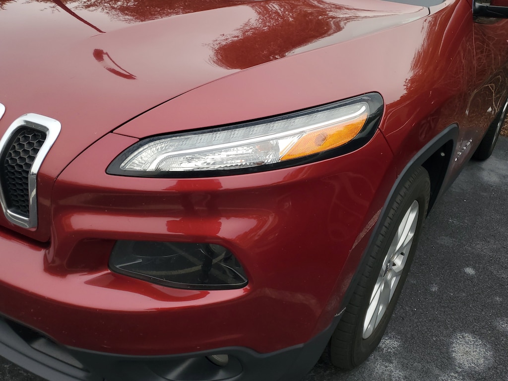 Used 2017 Jeep Cherokee Latitude FWD SUV