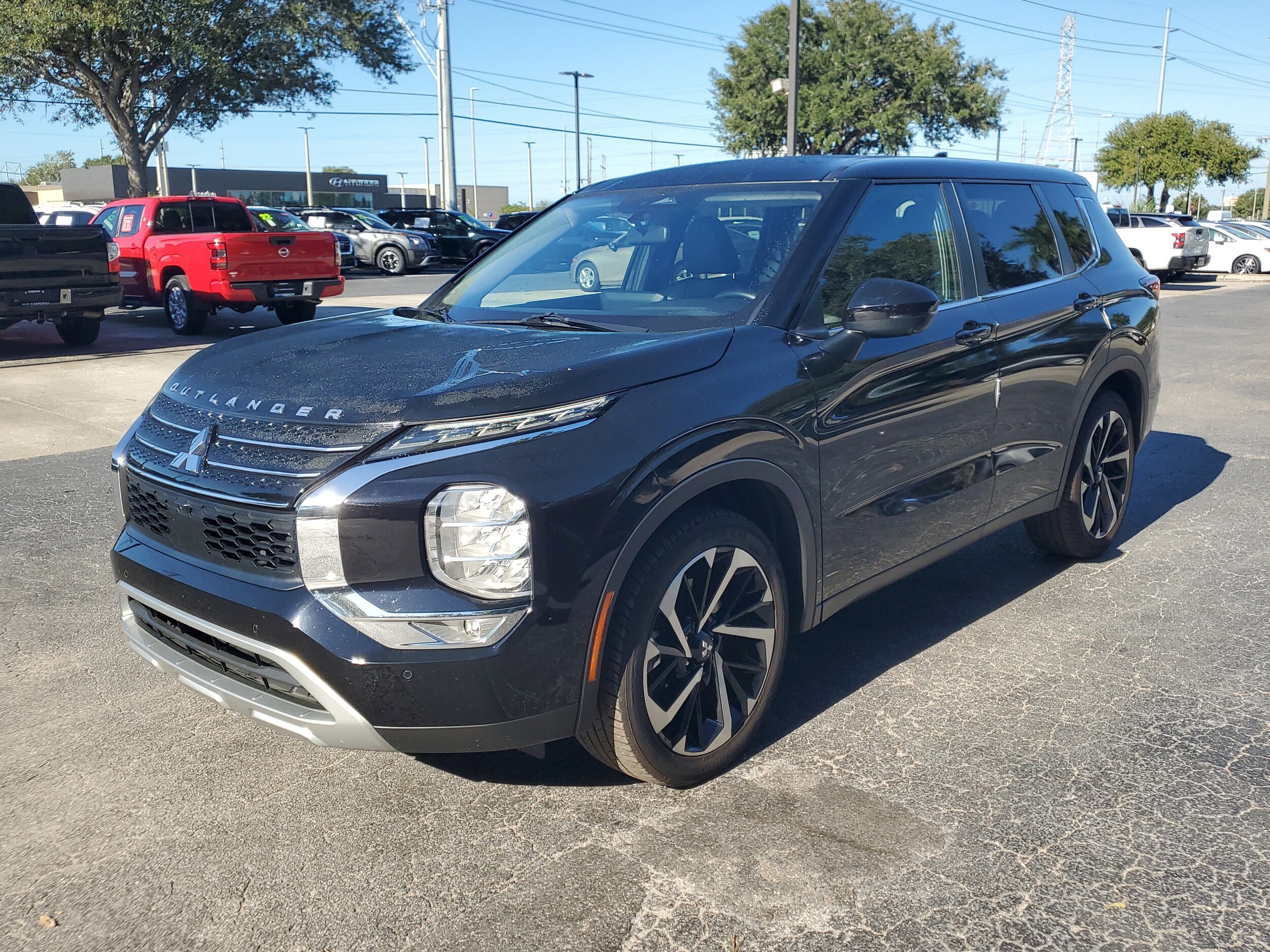 2023 Mitsubishi Outlander SE photo 3