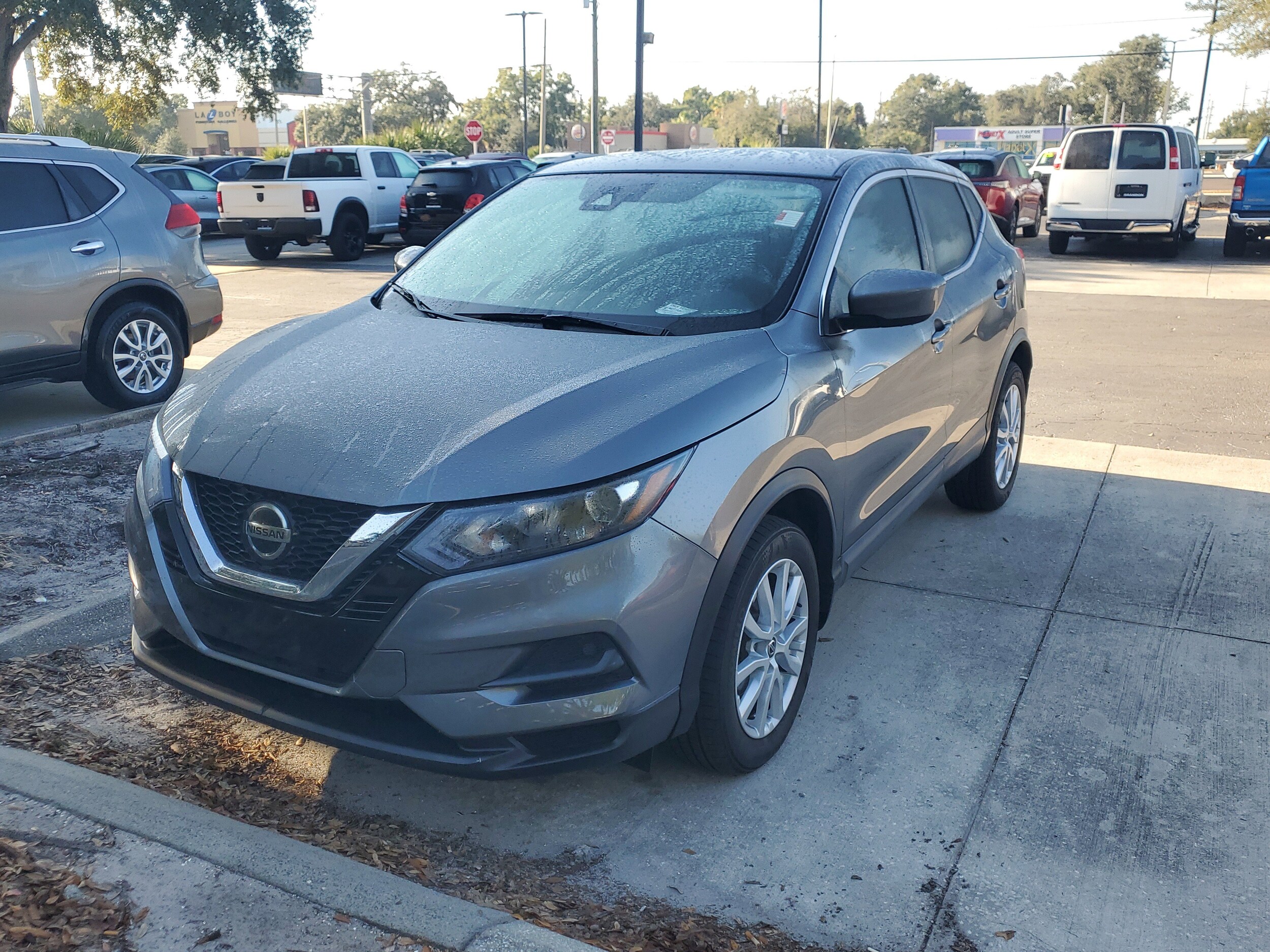 2020 Nissan Rogue Sport S photo 2