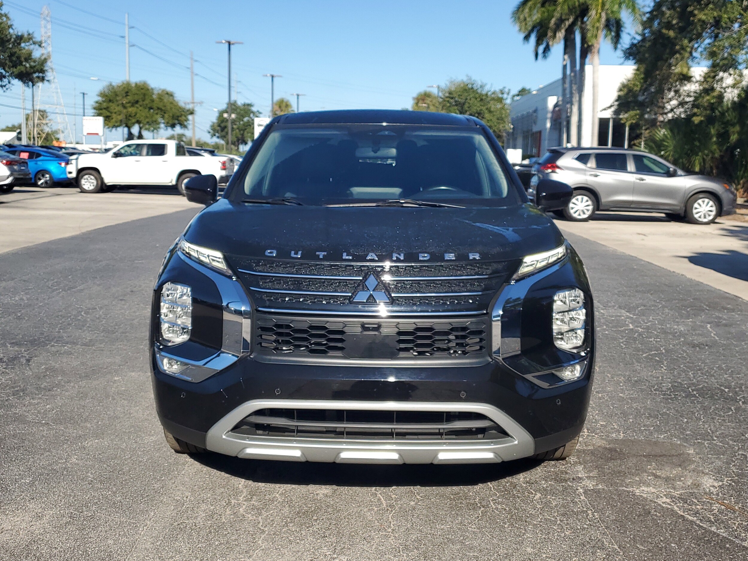 2023 Mitsubishi Outlander SE photo 2