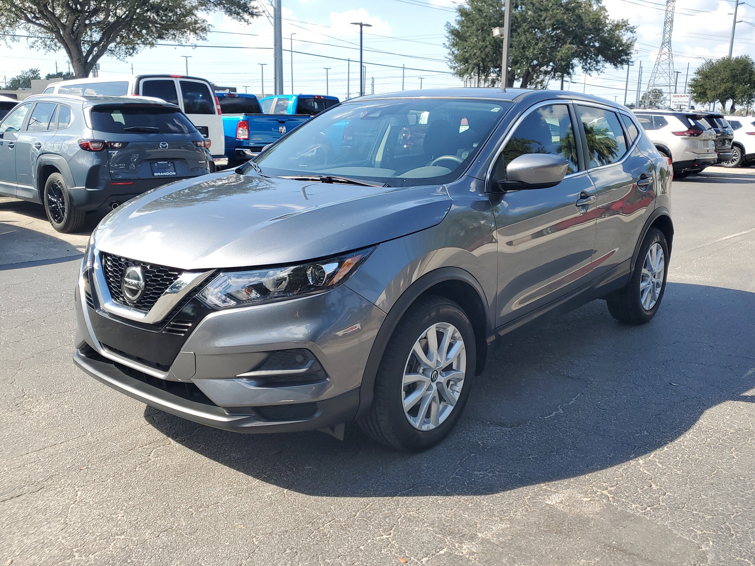 2020 Nissan Rogue Sport S photo 2