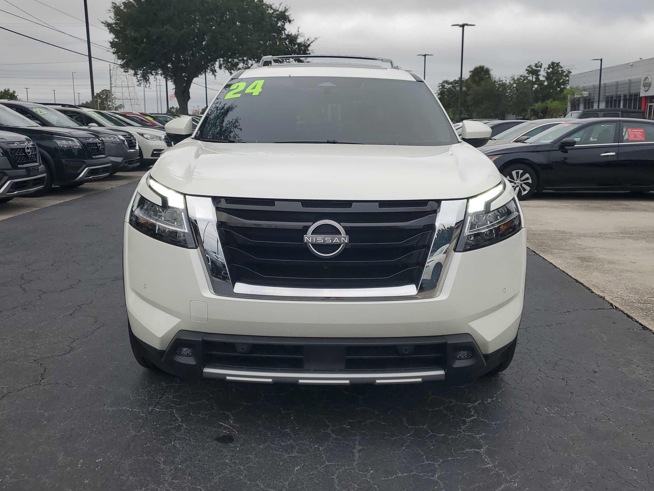 2024 Nissan Pathfinder Platinum photo 2