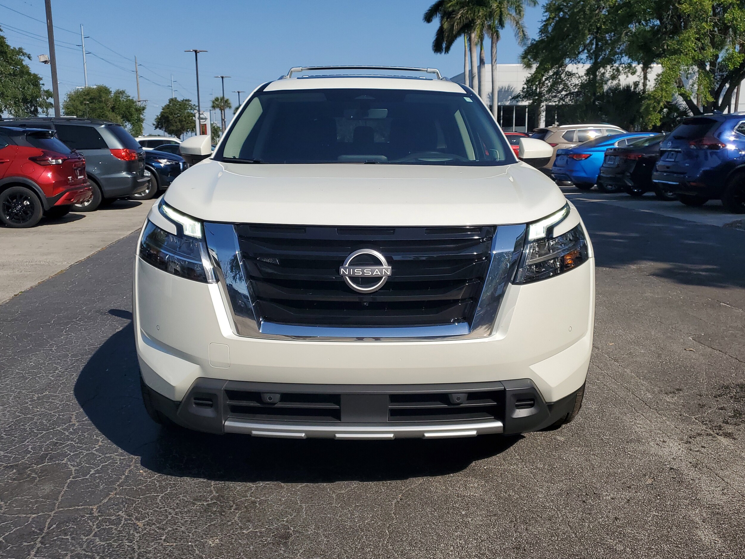 2024 Nissan Pathfinder Platinum photo 2