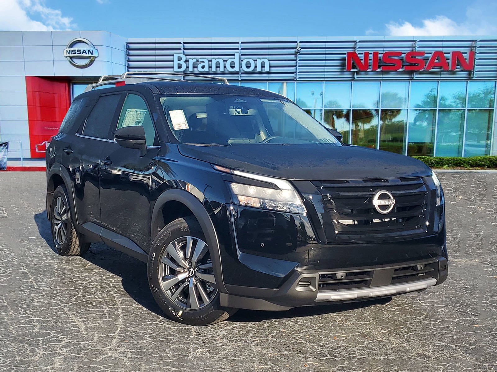 2025 Nissan Pathfinder SL's photo