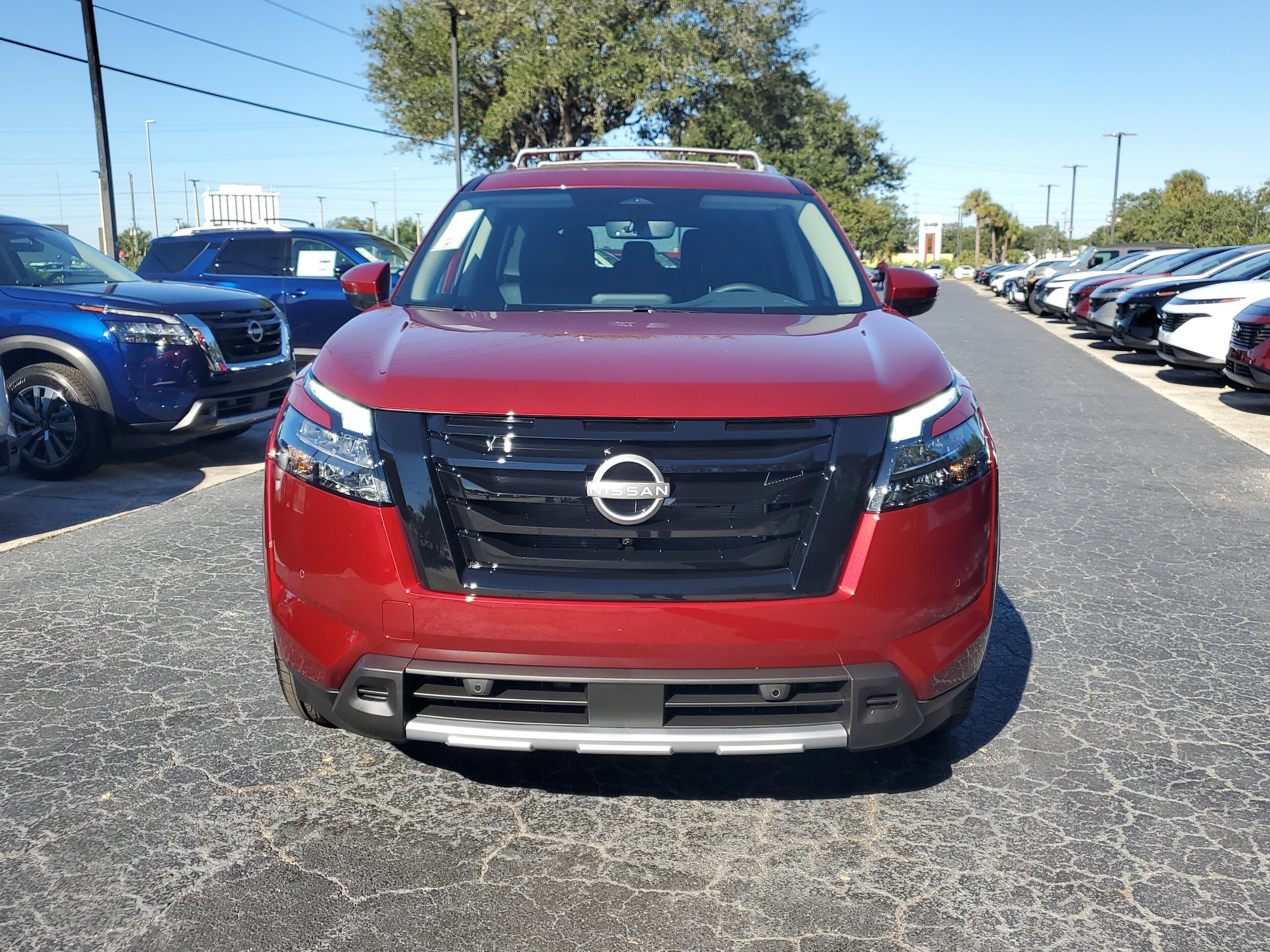 2025 Nissan Pathfinder SL photo 2