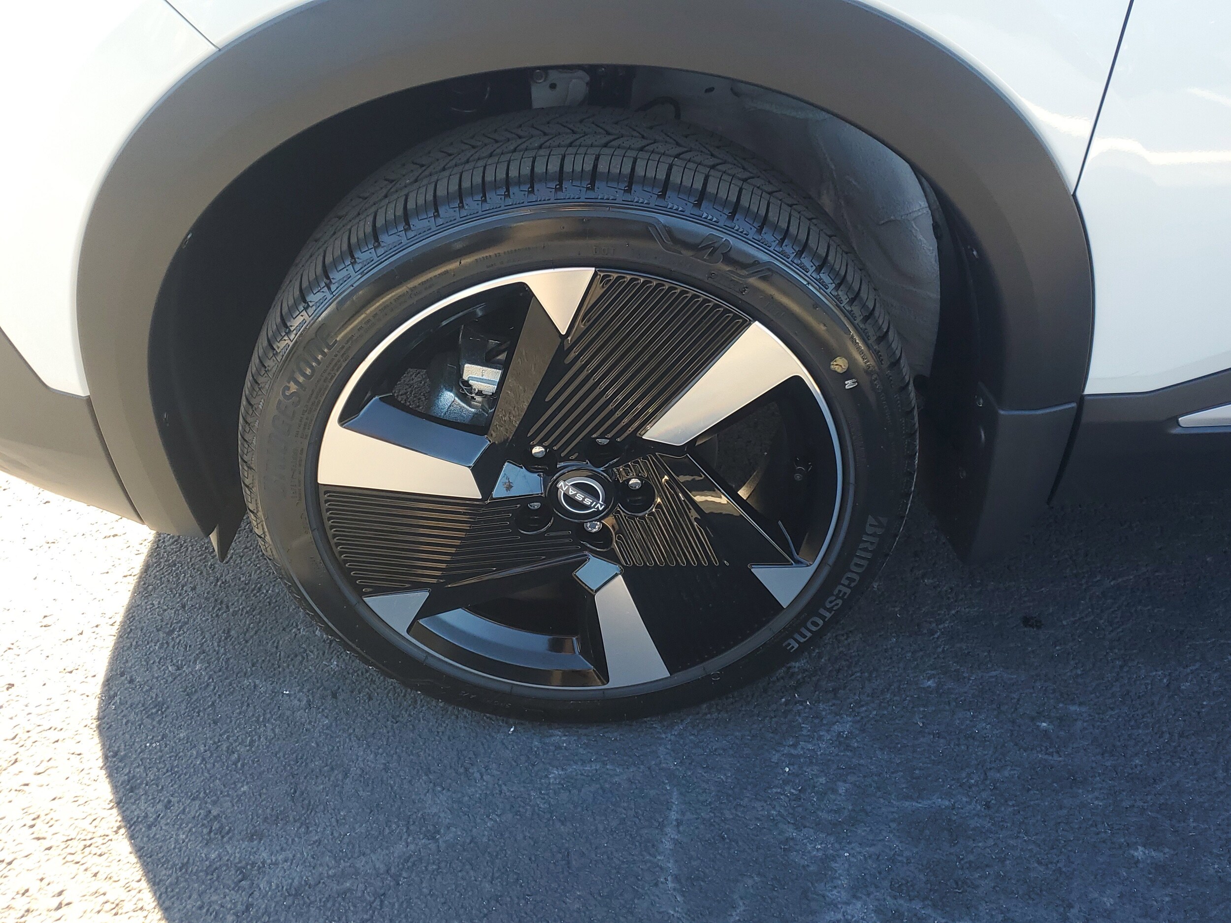 2026 Nissan Kicks SR photo 3