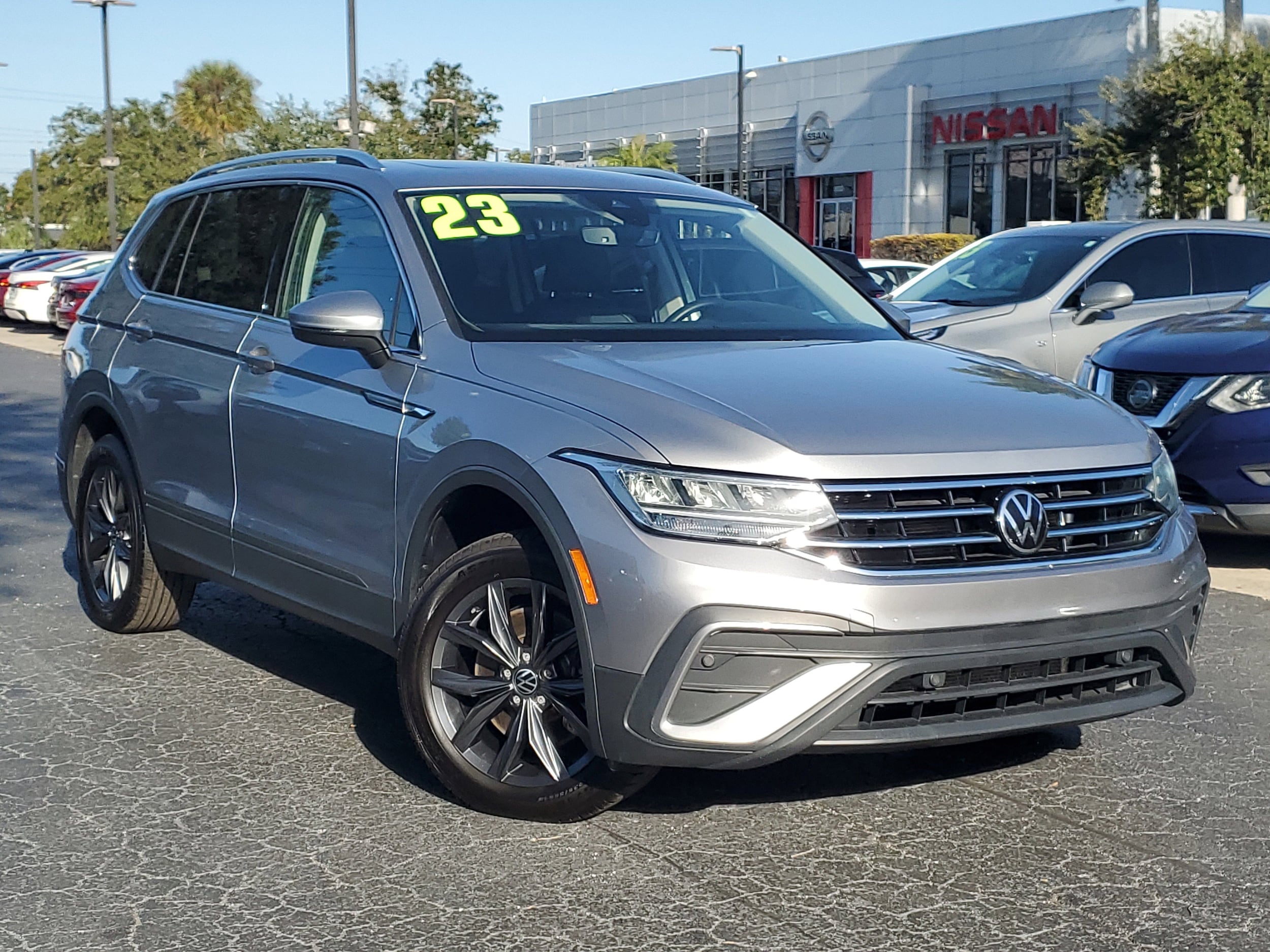 2023 Volkswagen Tiguan SE's photo