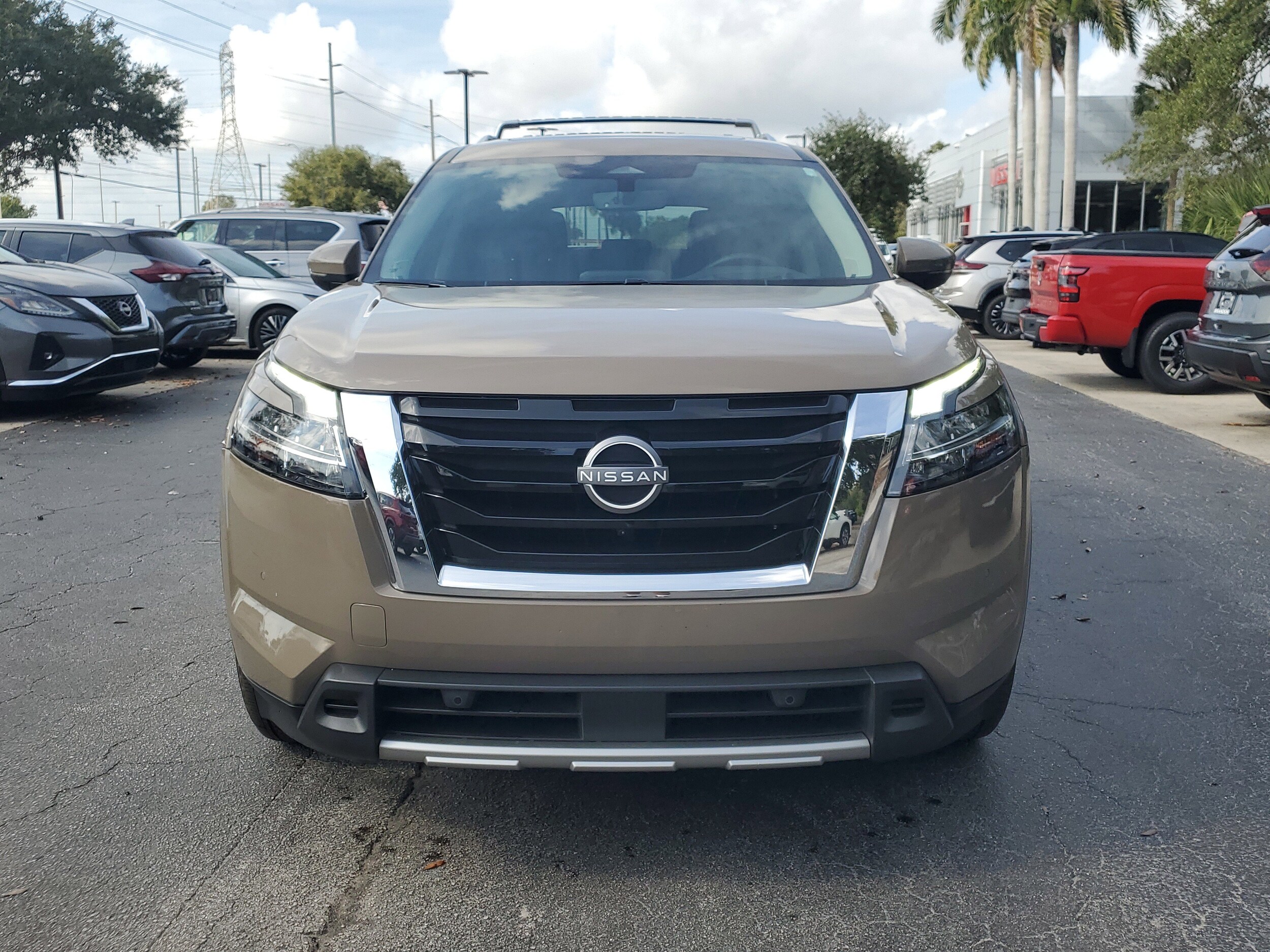 2023 Nissan Pathfinder Platinum photo 2