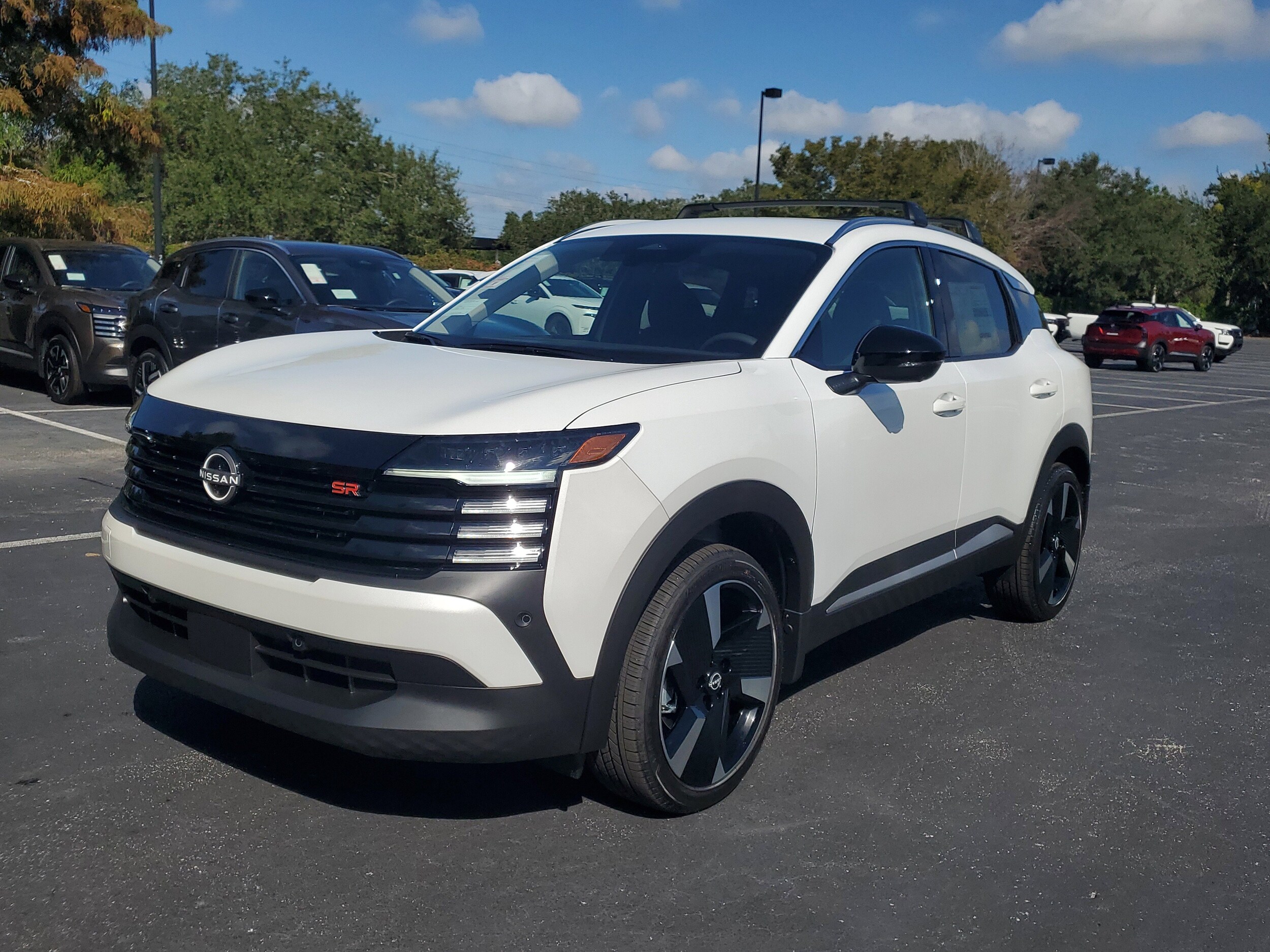 2026 Nissan Kicks SR photo 2