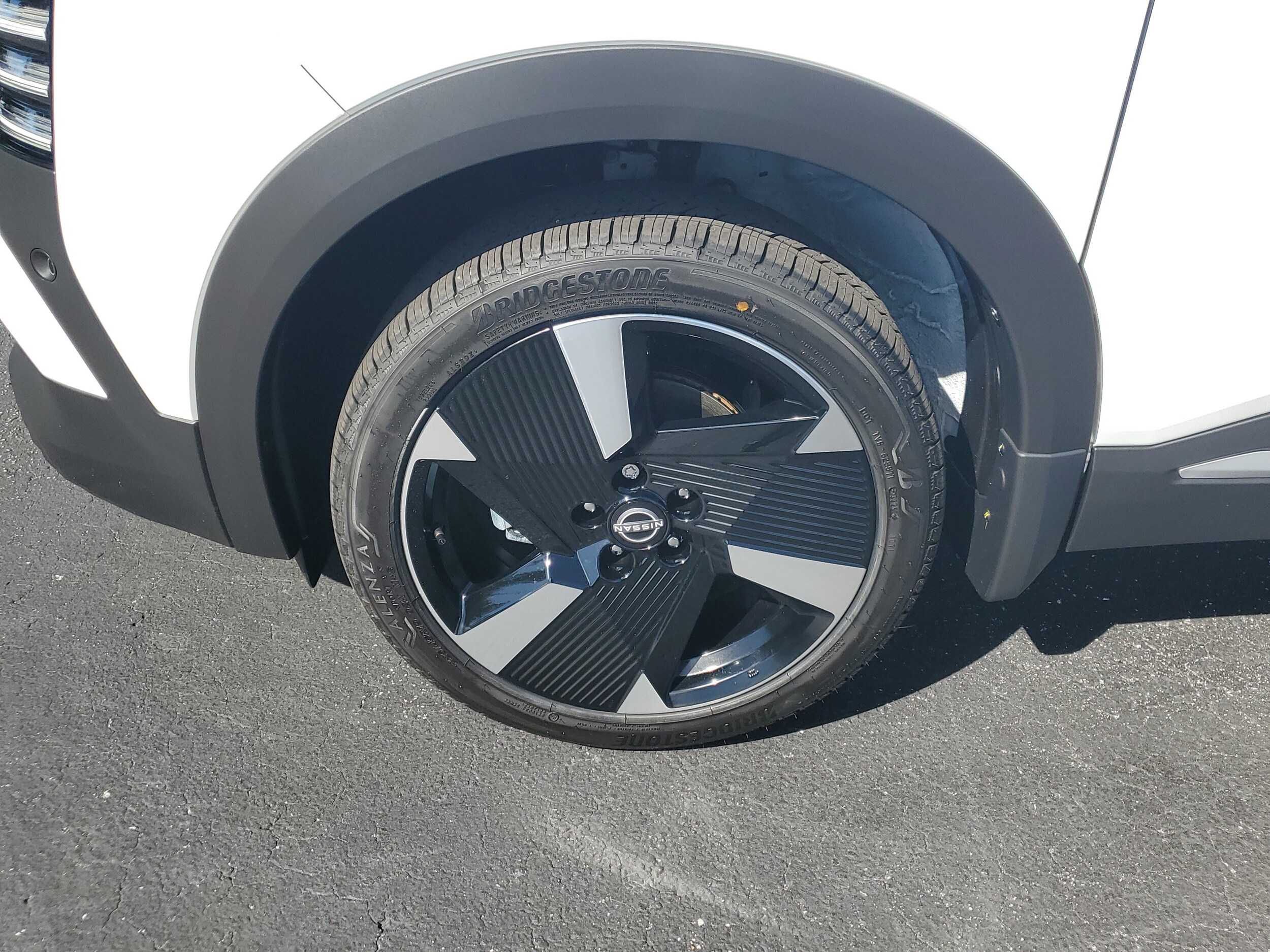 2026 Nissan Kicks SR photo 3