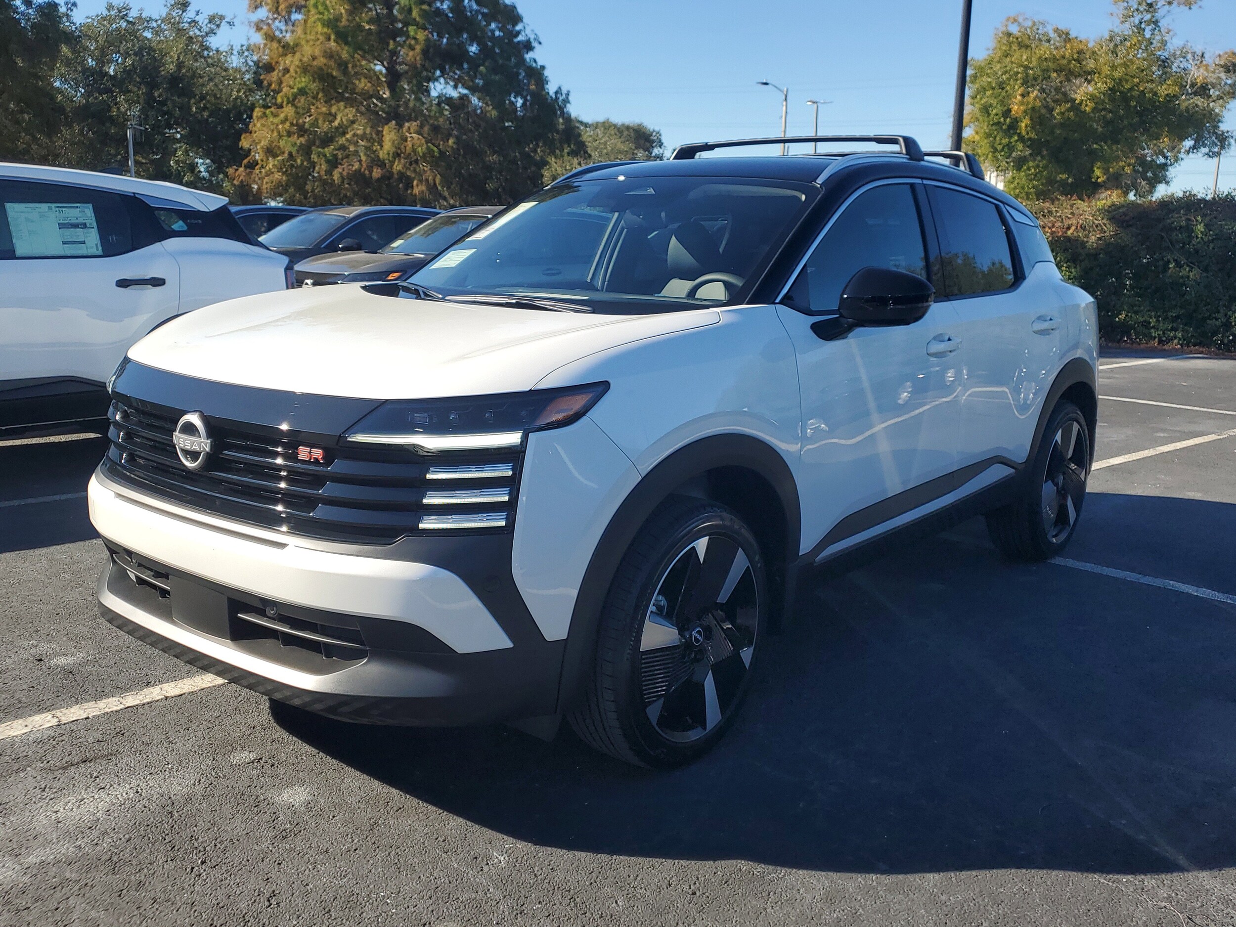 2026 Nissan Kicks SR photo 2