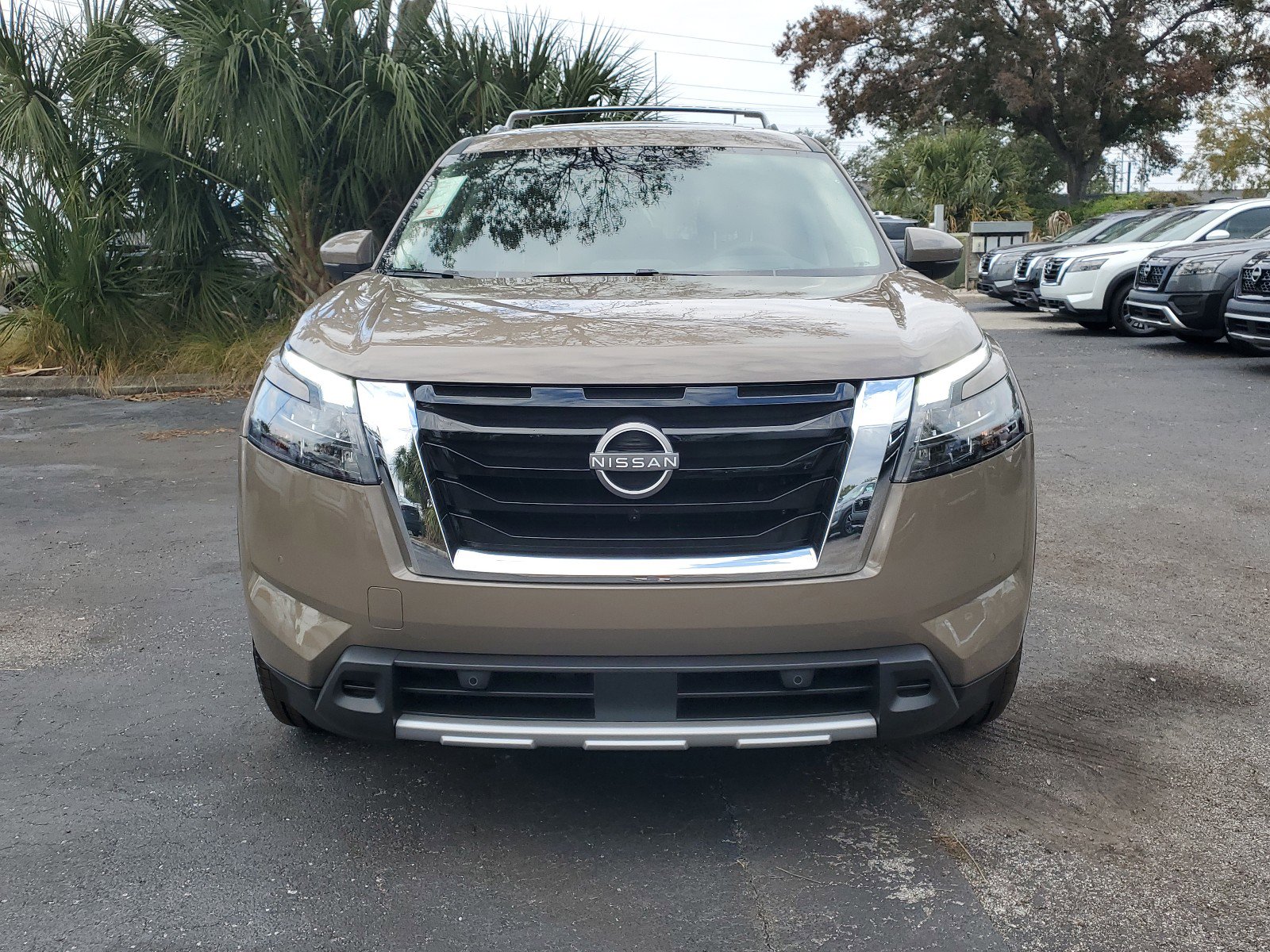 2025 Nissan Pathfinder Platinum photo 2