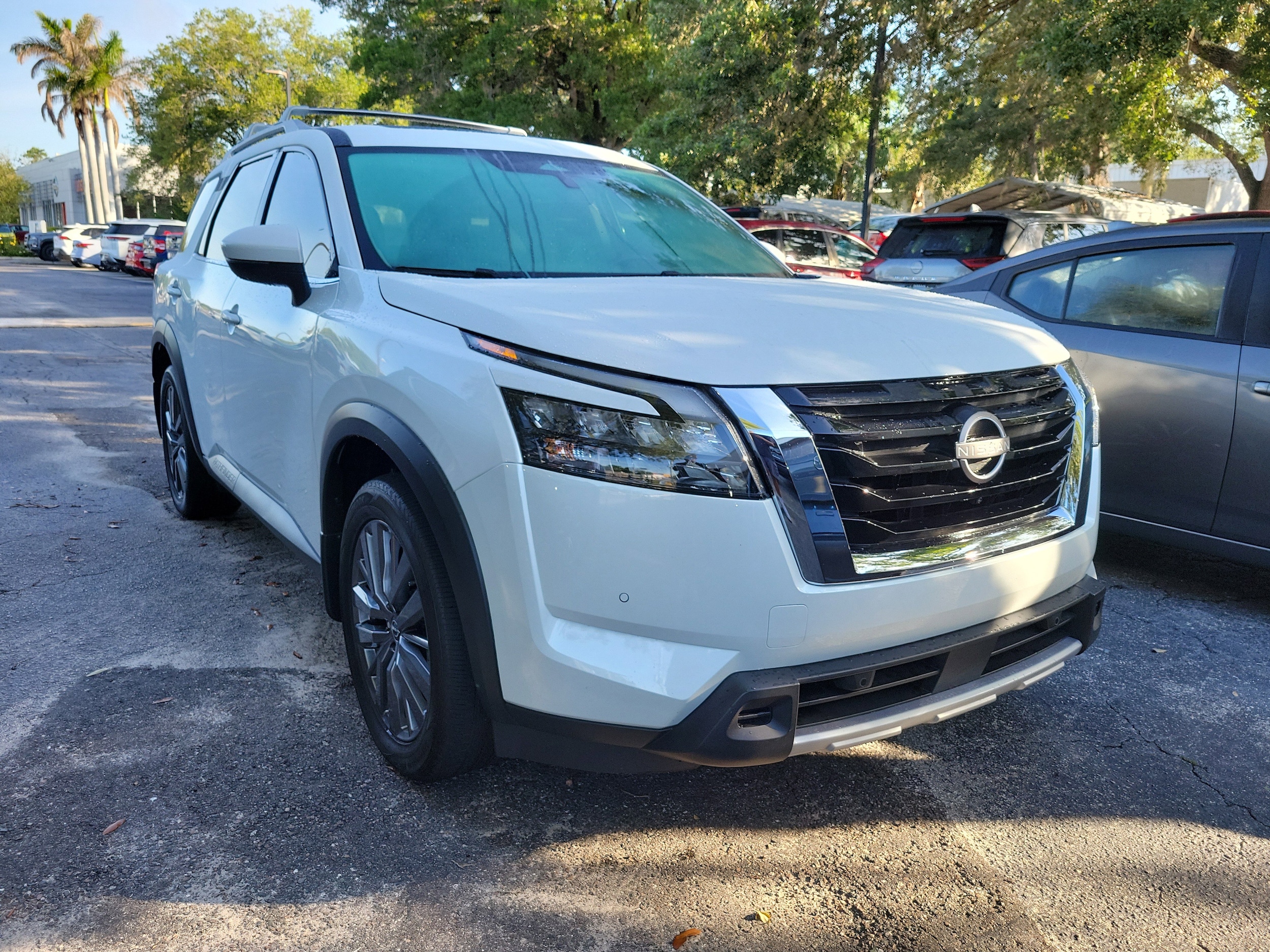 2025 Nissan Pathfinder SL 2WD's photo