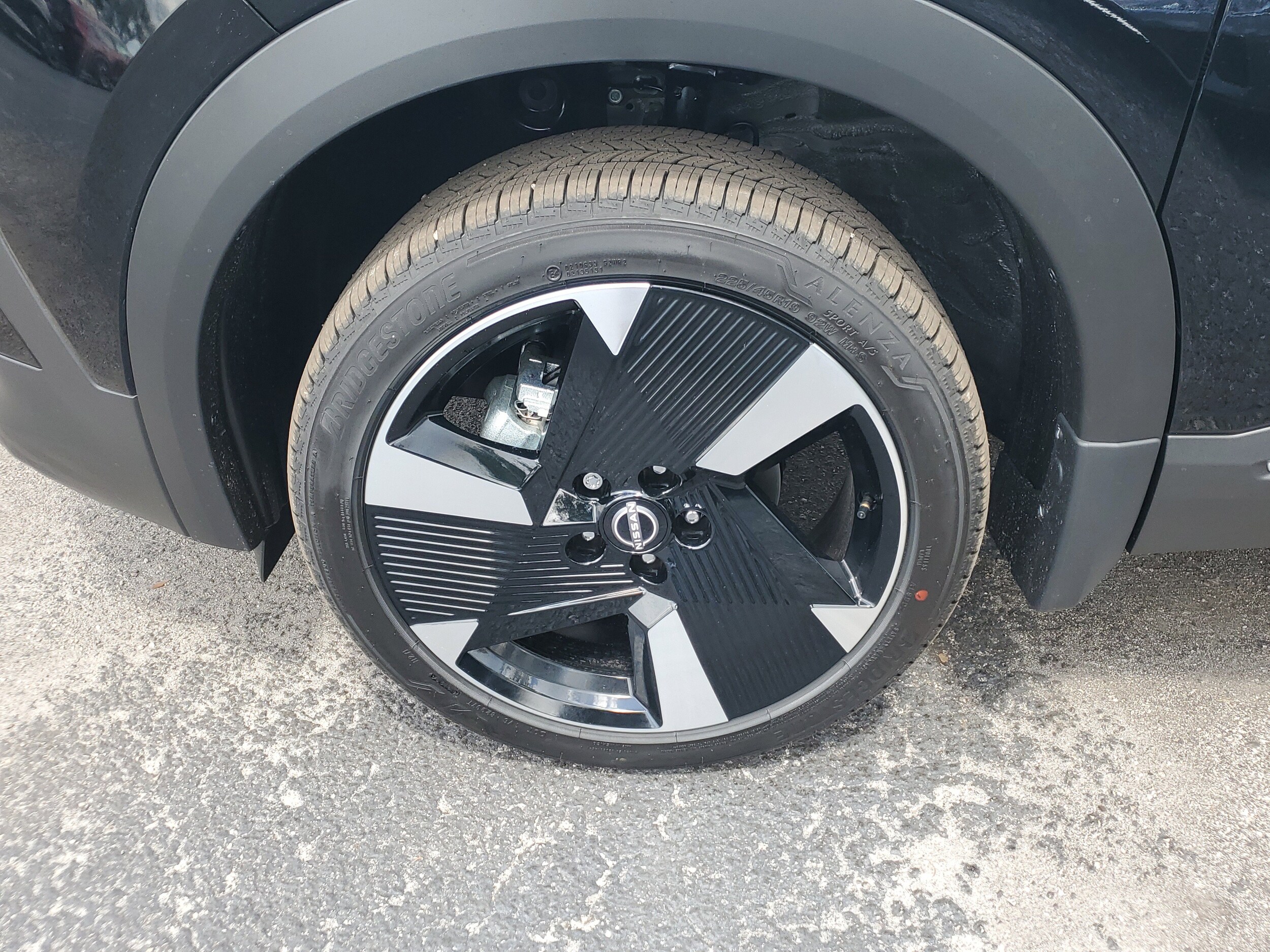 2026 Nissan Kicks SR photo 4