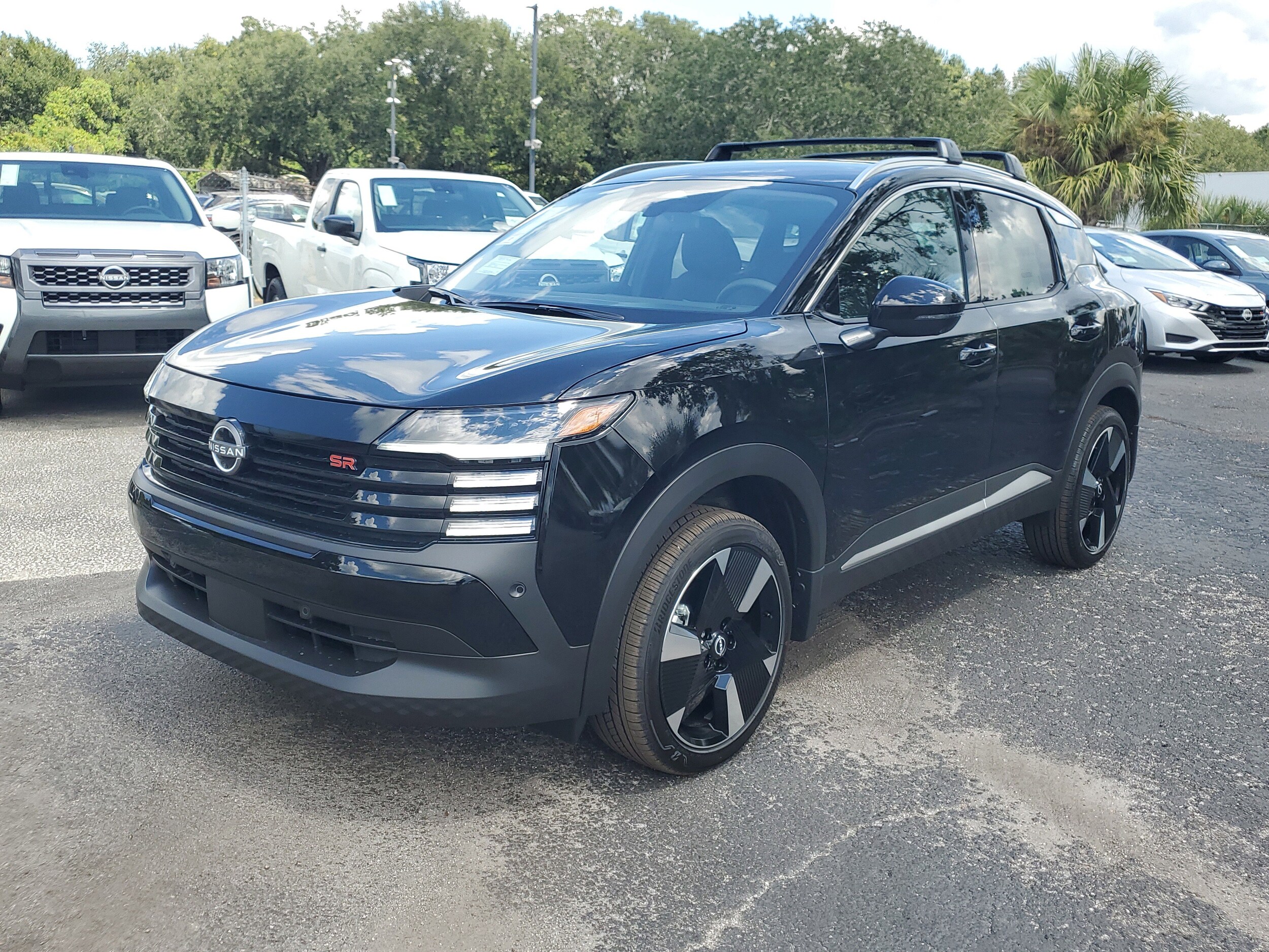 2026 Nissan Kicks SR photo 3