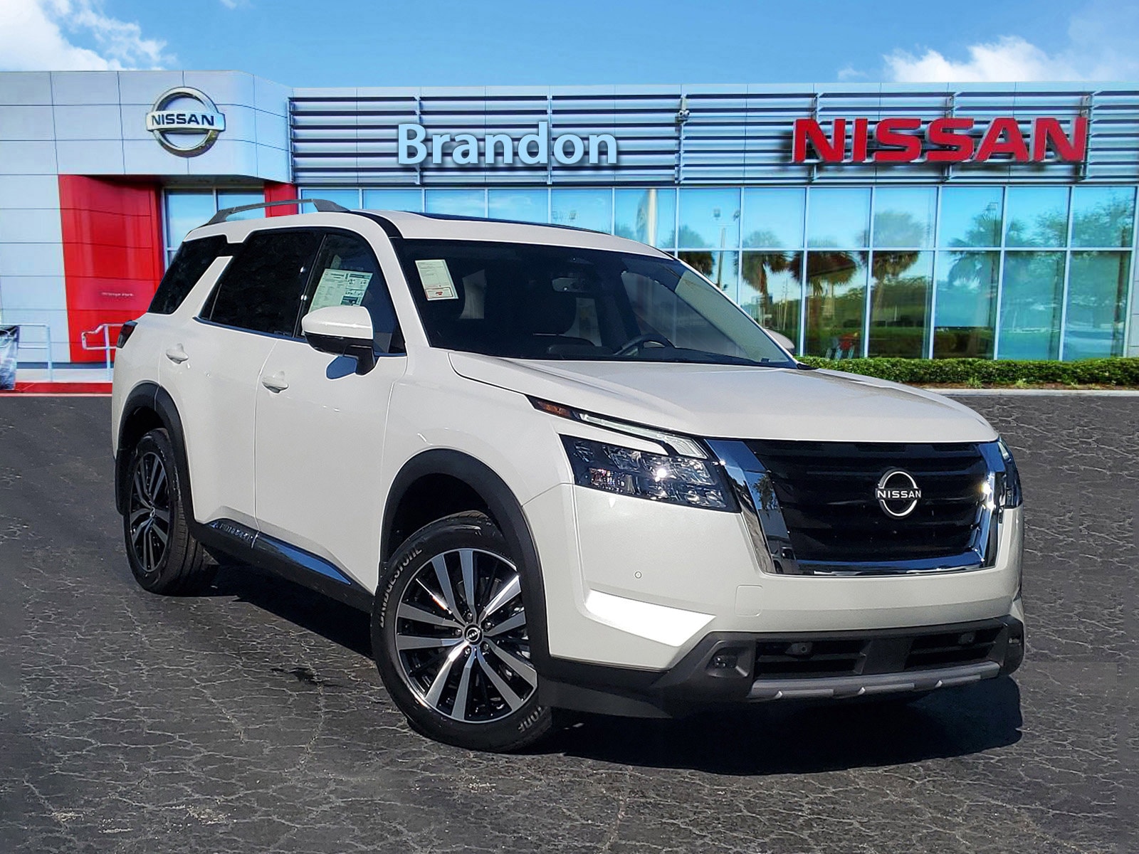 2025 Nissan Pathfinder Platinum's photo