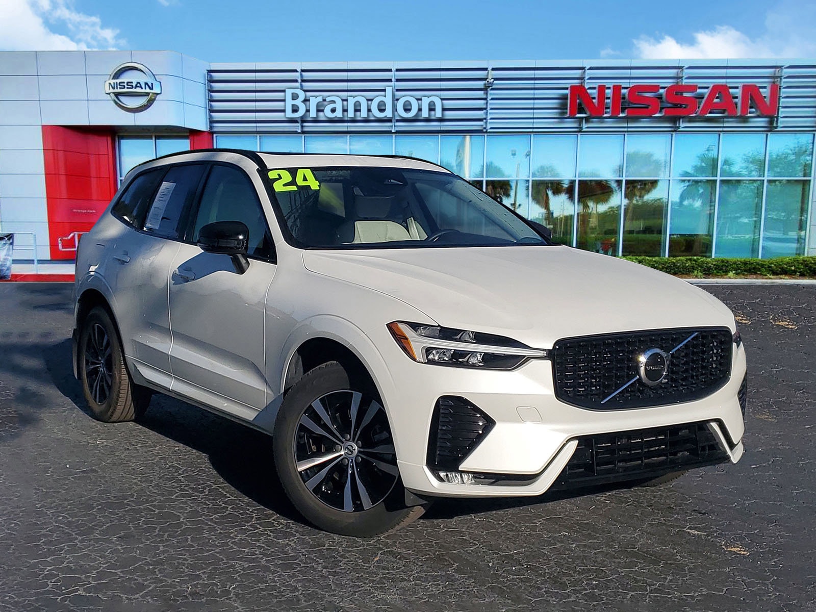 2024 Volvo XC60 Core's photo