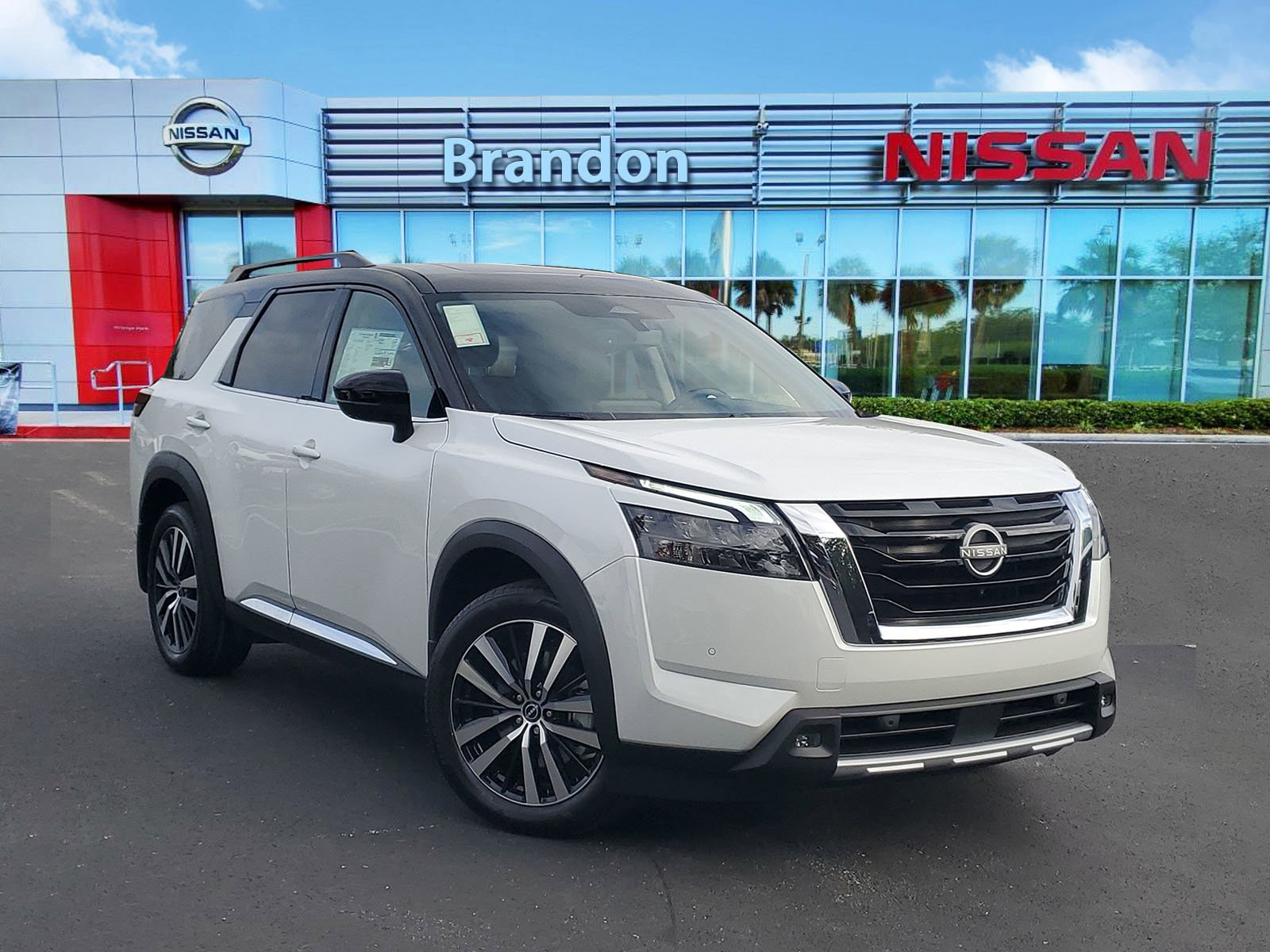 2025 Nissan Pathfinder Platinum's photo