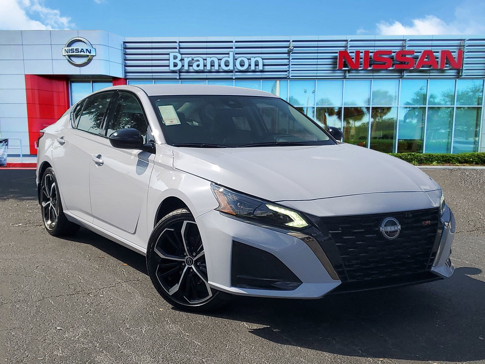 2025 Nissan Altima SR's photo