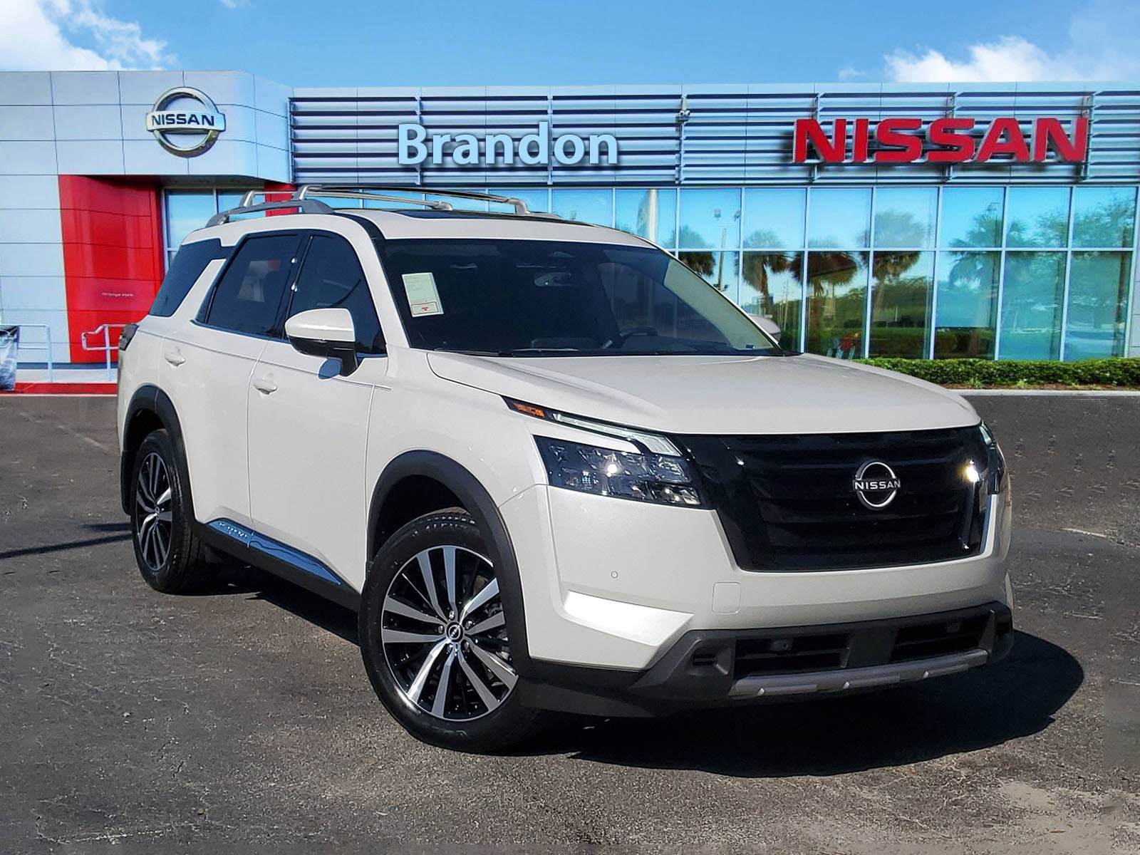 2025 Nissan Pathfinder Platinum's photo