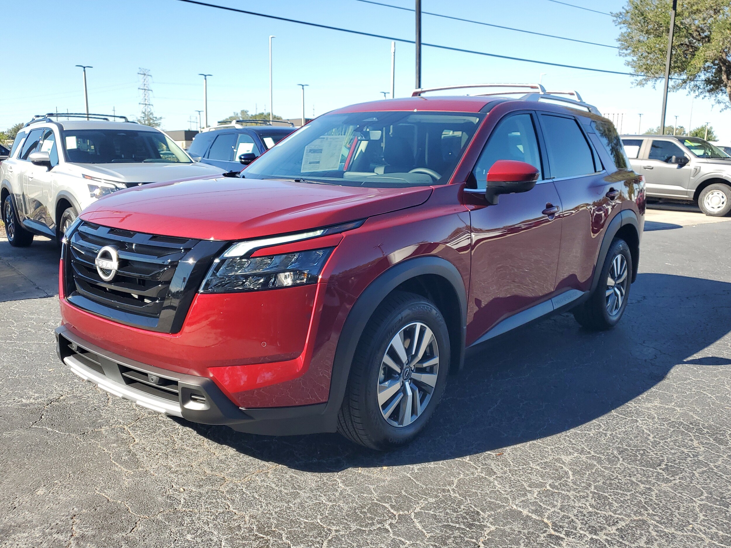 2025 Nissan Pathfinder SL photo 3