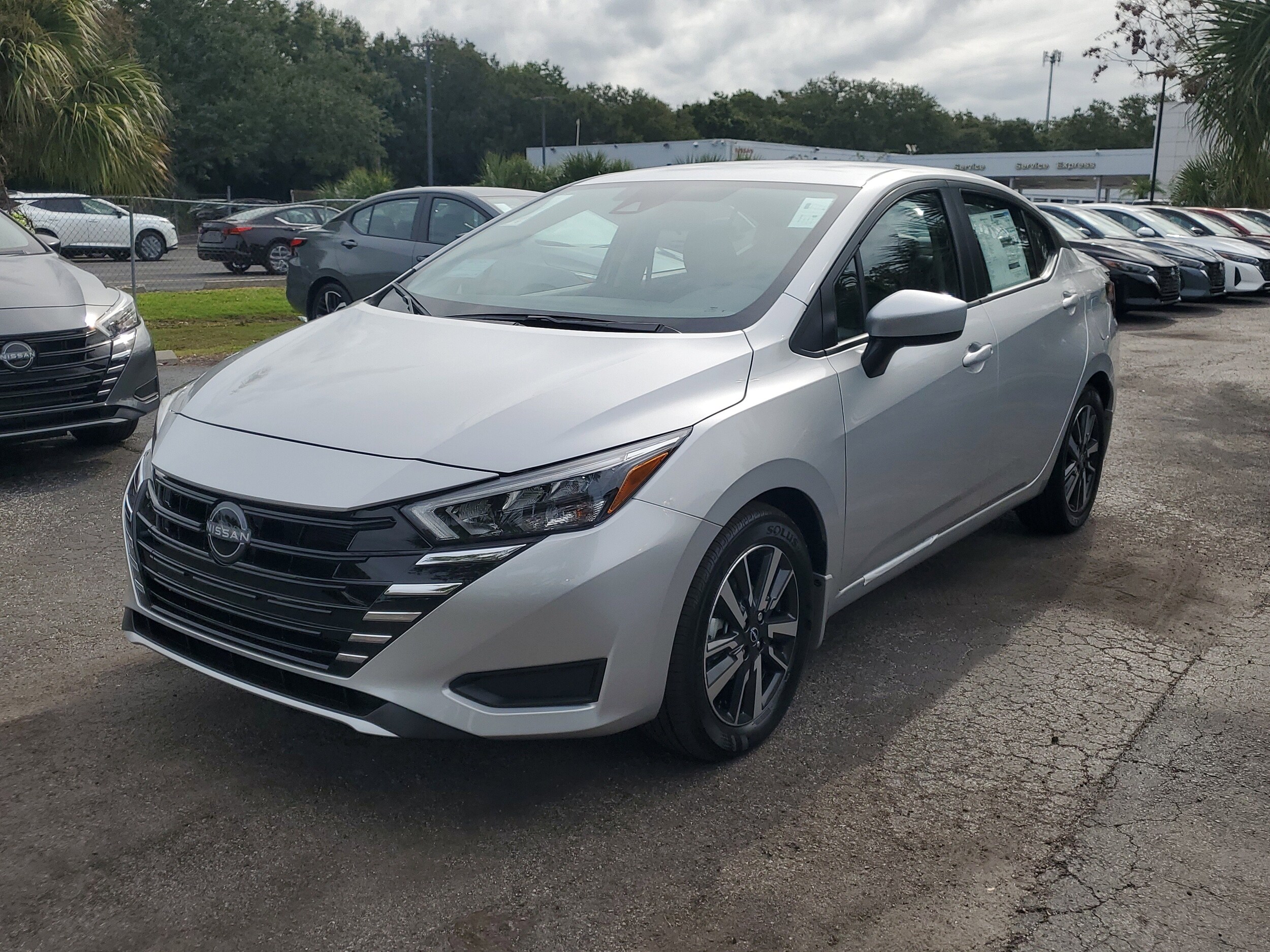 2025 Nissan Versa 1.6 SV photo 2