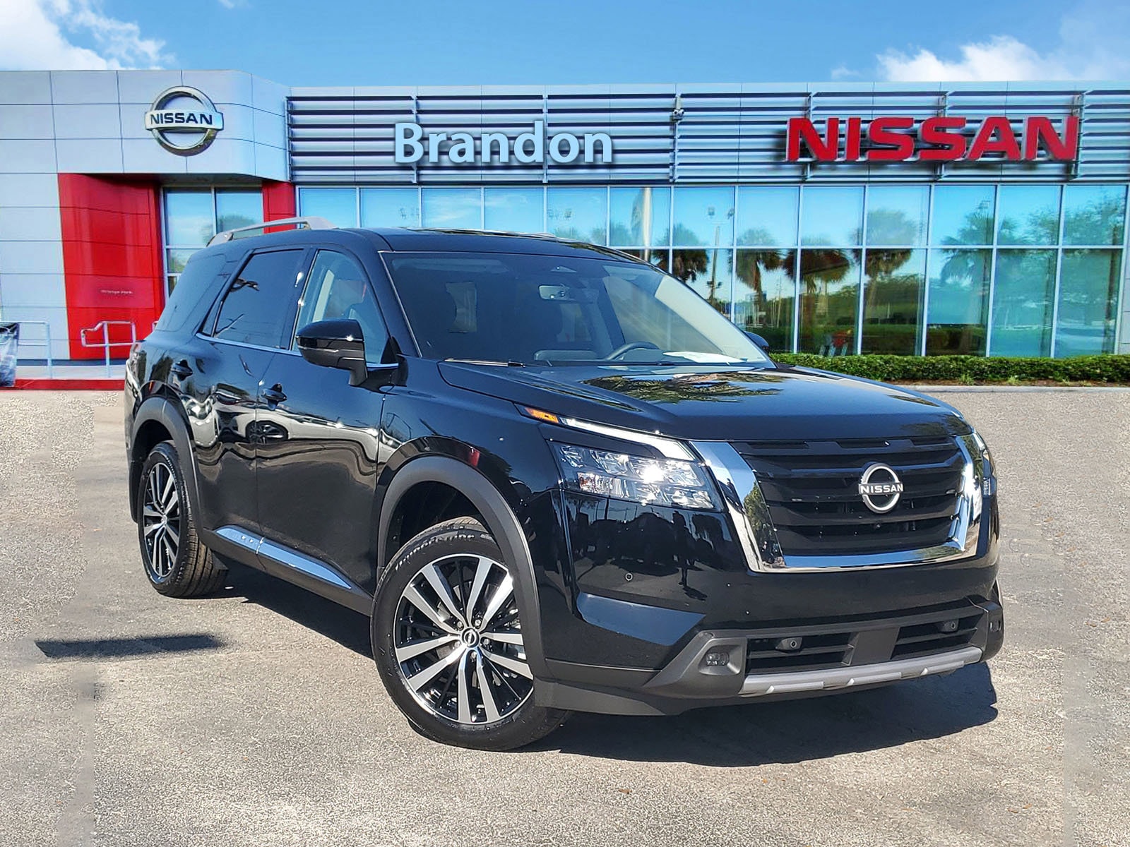 2025 Nissan Pathfinder Platinum's photo