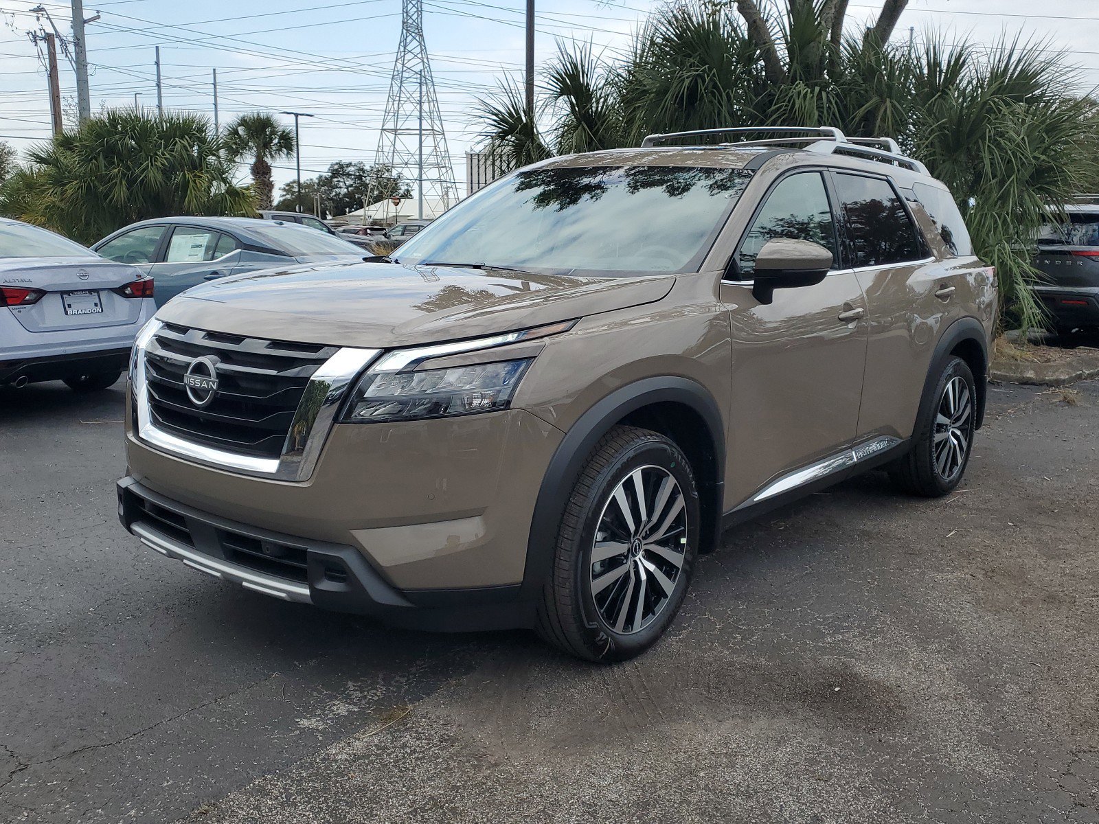 2025 Nissan Pathfinder Platinum photo 3