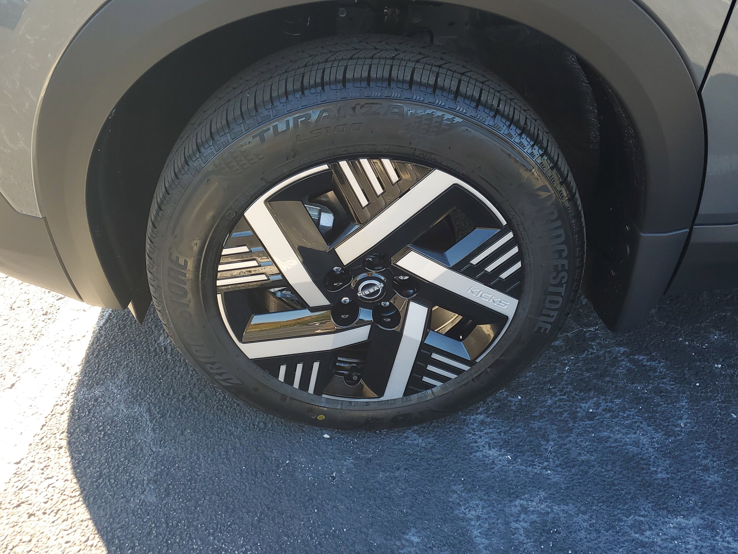 2026 Nissan Kicks SV photo 4