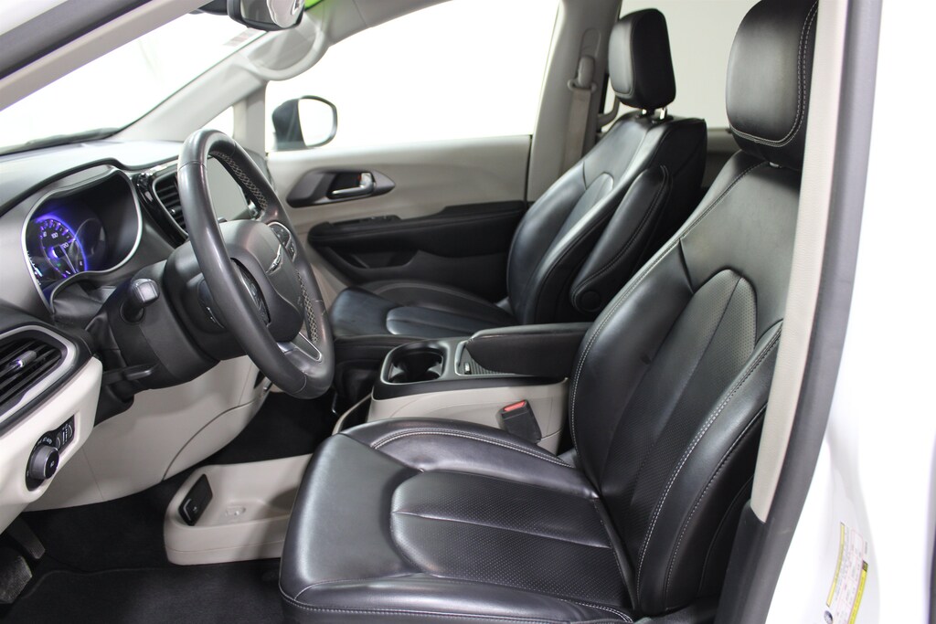 Used 2023 Chrysler Pacifica Touring L Mini-van, Passenger