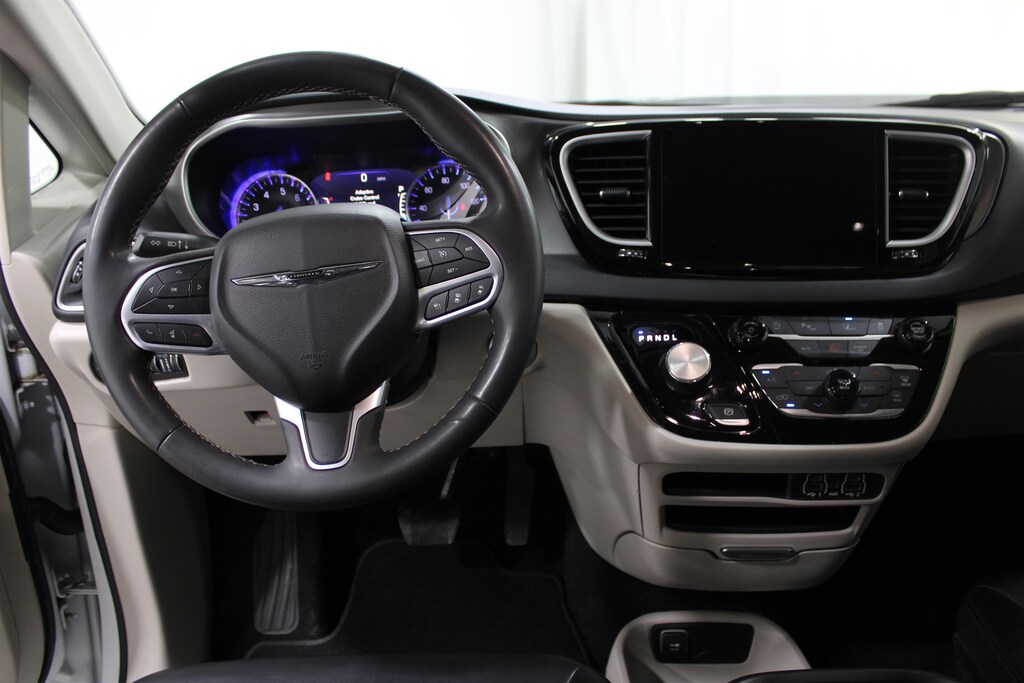 Used 2023 Chrysler Pacifica Touring L Mini-van, Passenger
