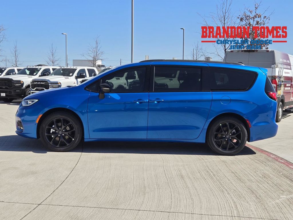 2026 Chrysler Pacifica Select's photo