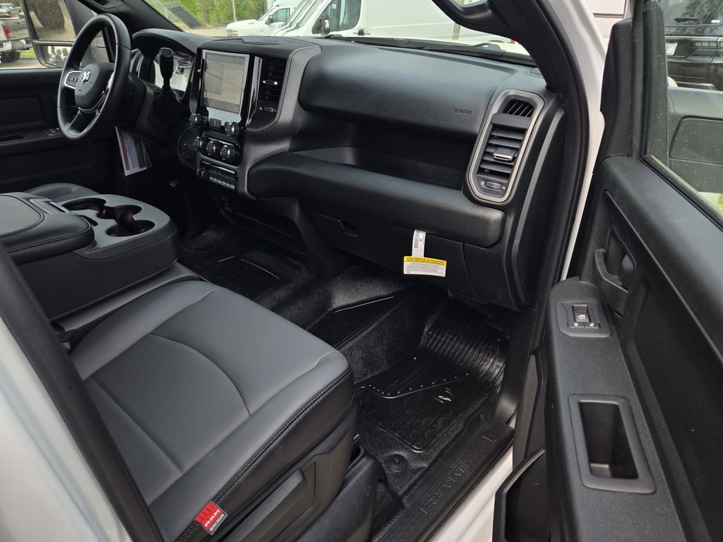 2026 RAM 3500 Chassis Tradesman - Photo 11