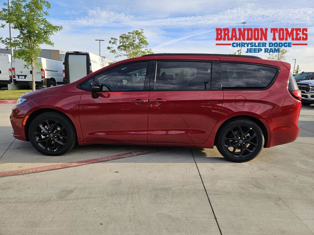 2026 Chrysler Pacifica Select's photo