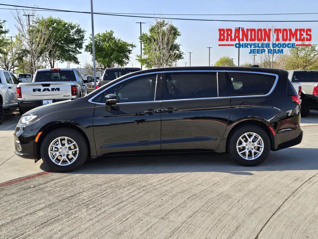 2026 Chrysler Pacifica Select's photo