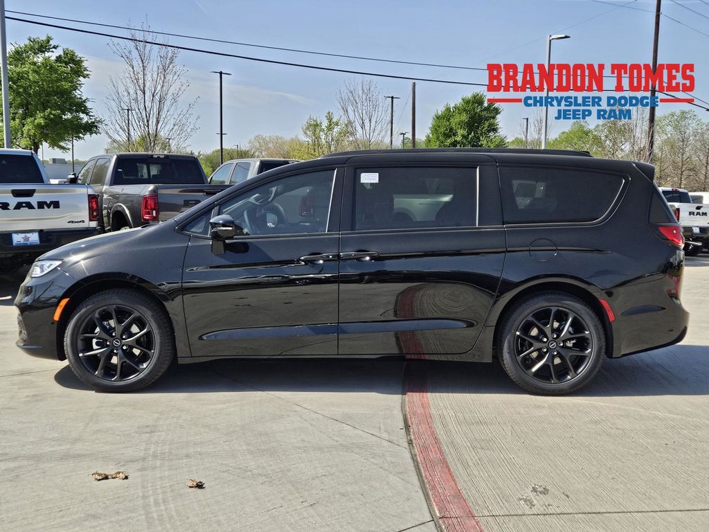 2026 Chrysler Pacifica Limited's photo