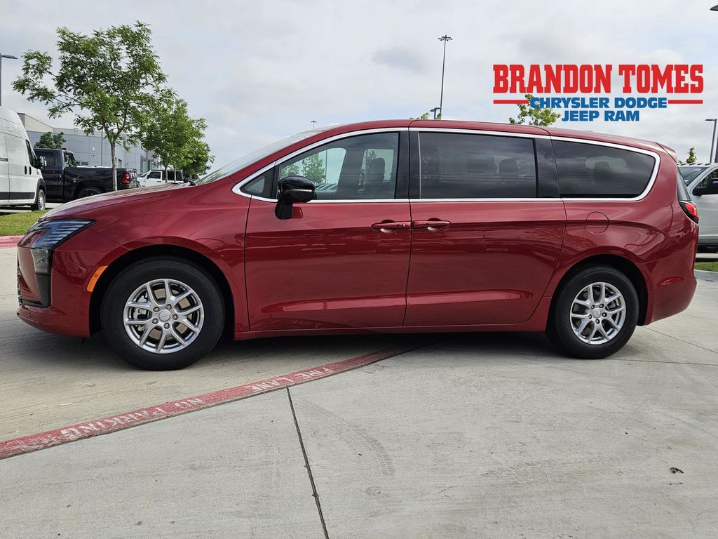 2027 Chrysler Pacifica Select's photo