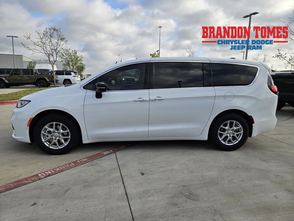 2026 Chrysler Pacifica Select's photo