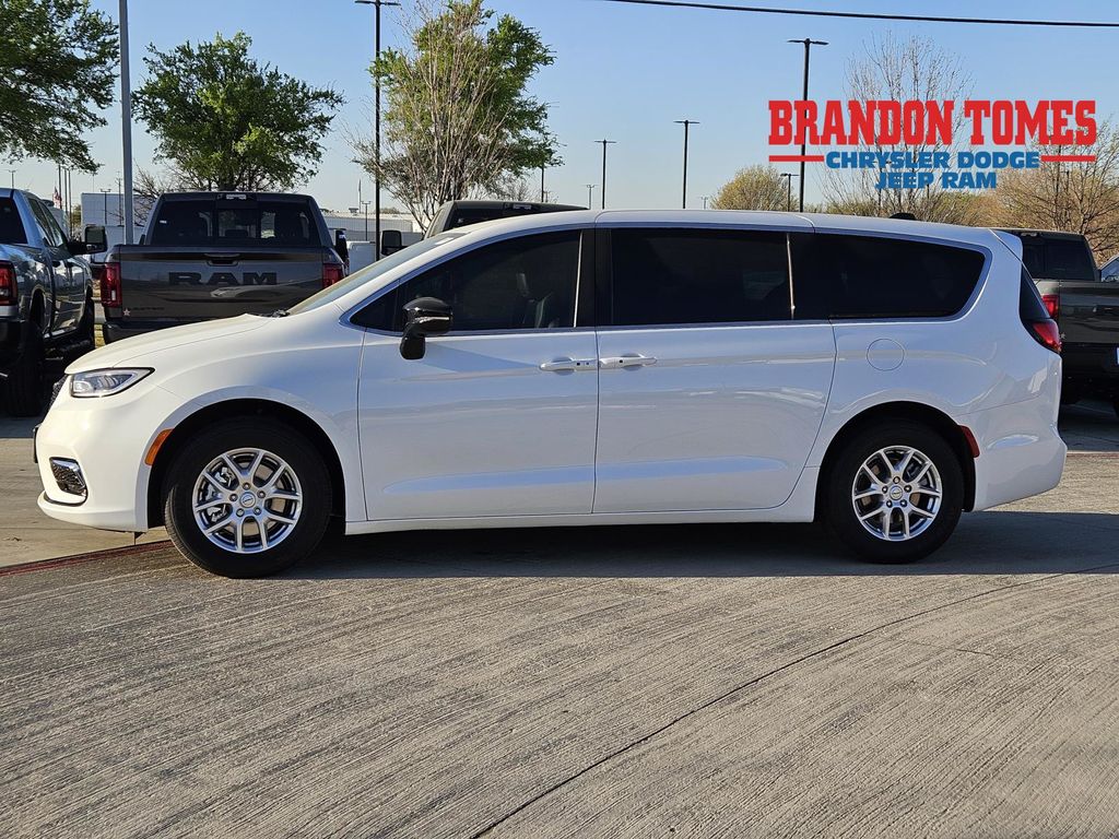 2026 Chrysler Pacifica Select's photo