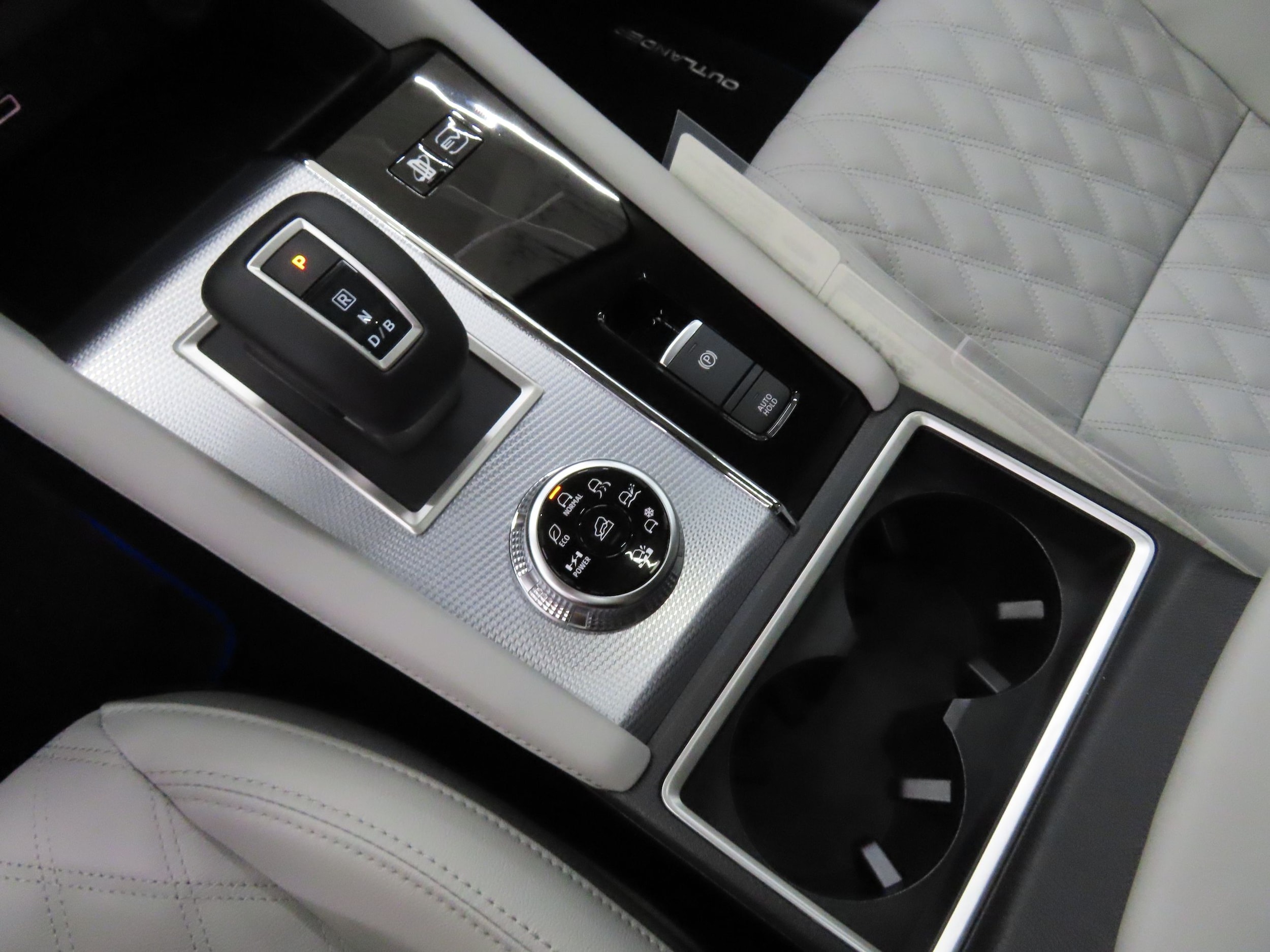 2025 Mitsubishi Outlander Plug-in Hybrid SEL - Photo 16