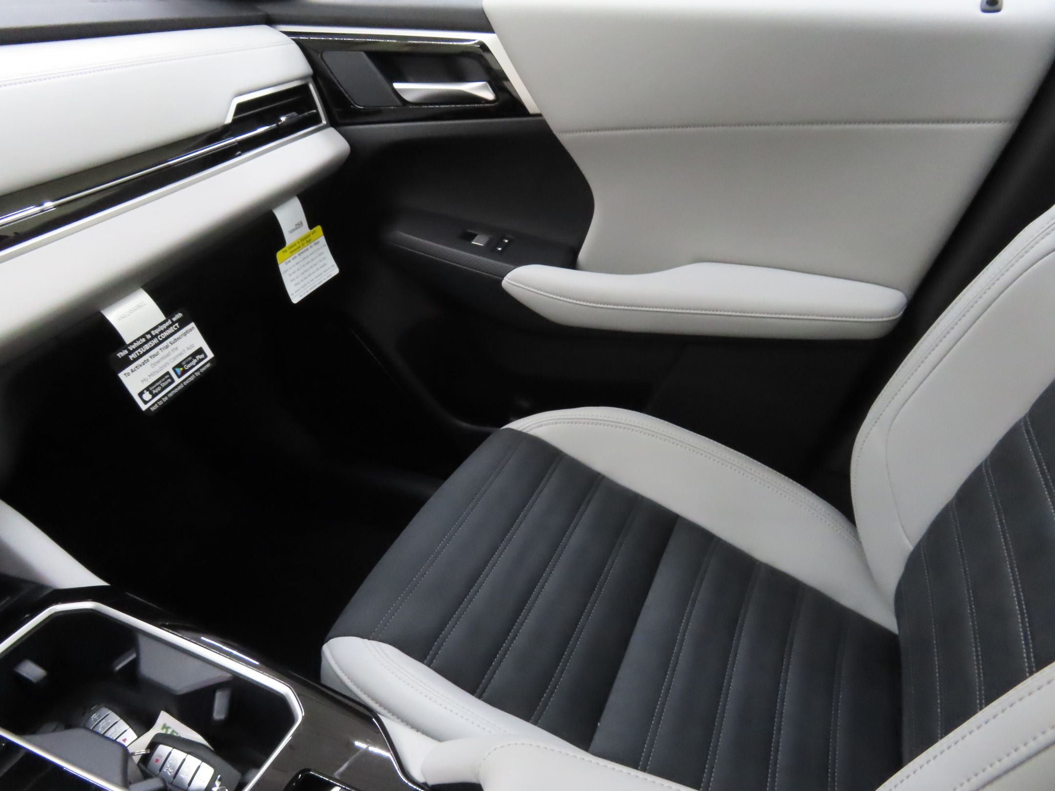 2025 Mitsubishi Outlander SE - Photo 20