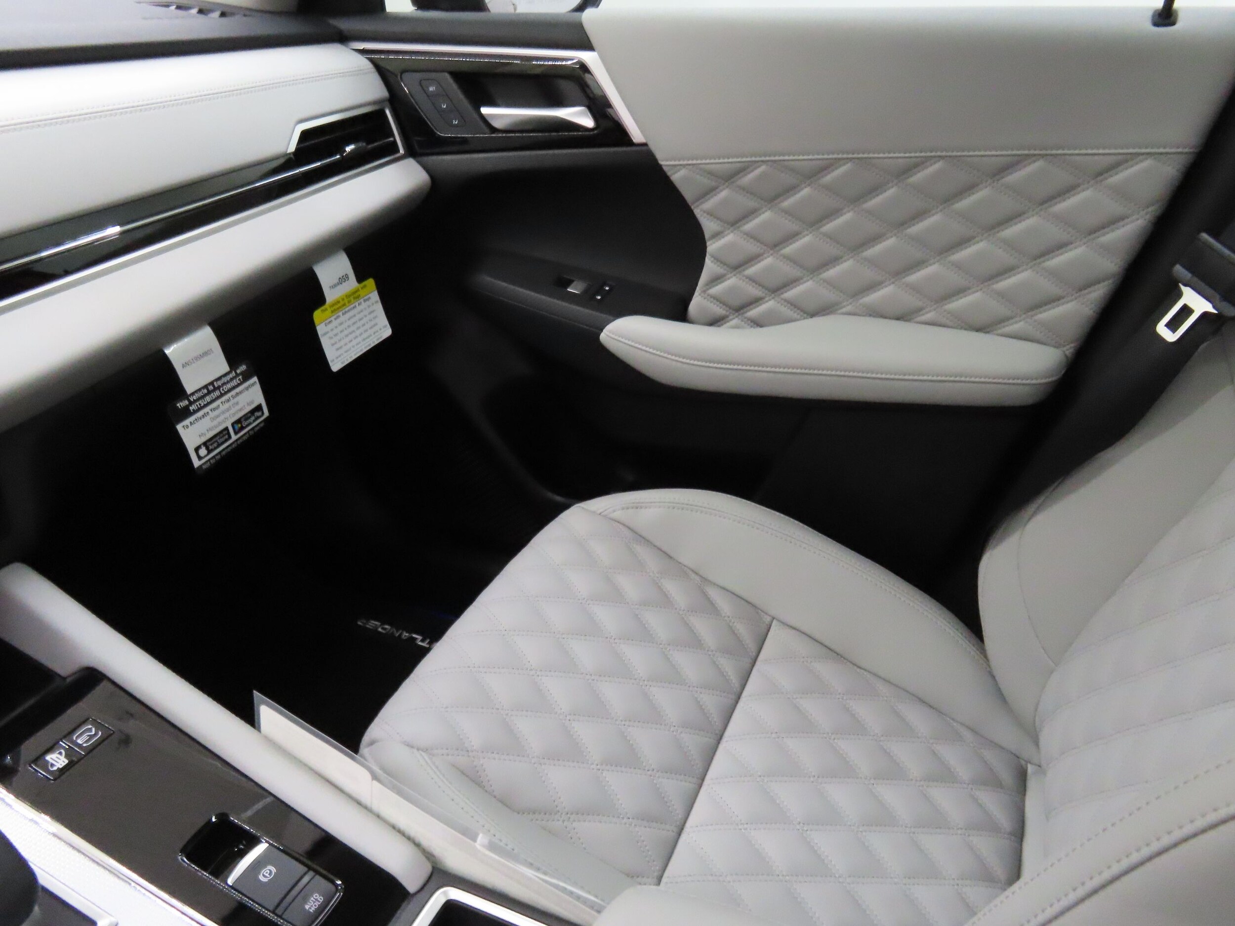 2025 Mitsubishi Outlander Plug-in Hybrid SEL - Photo 20