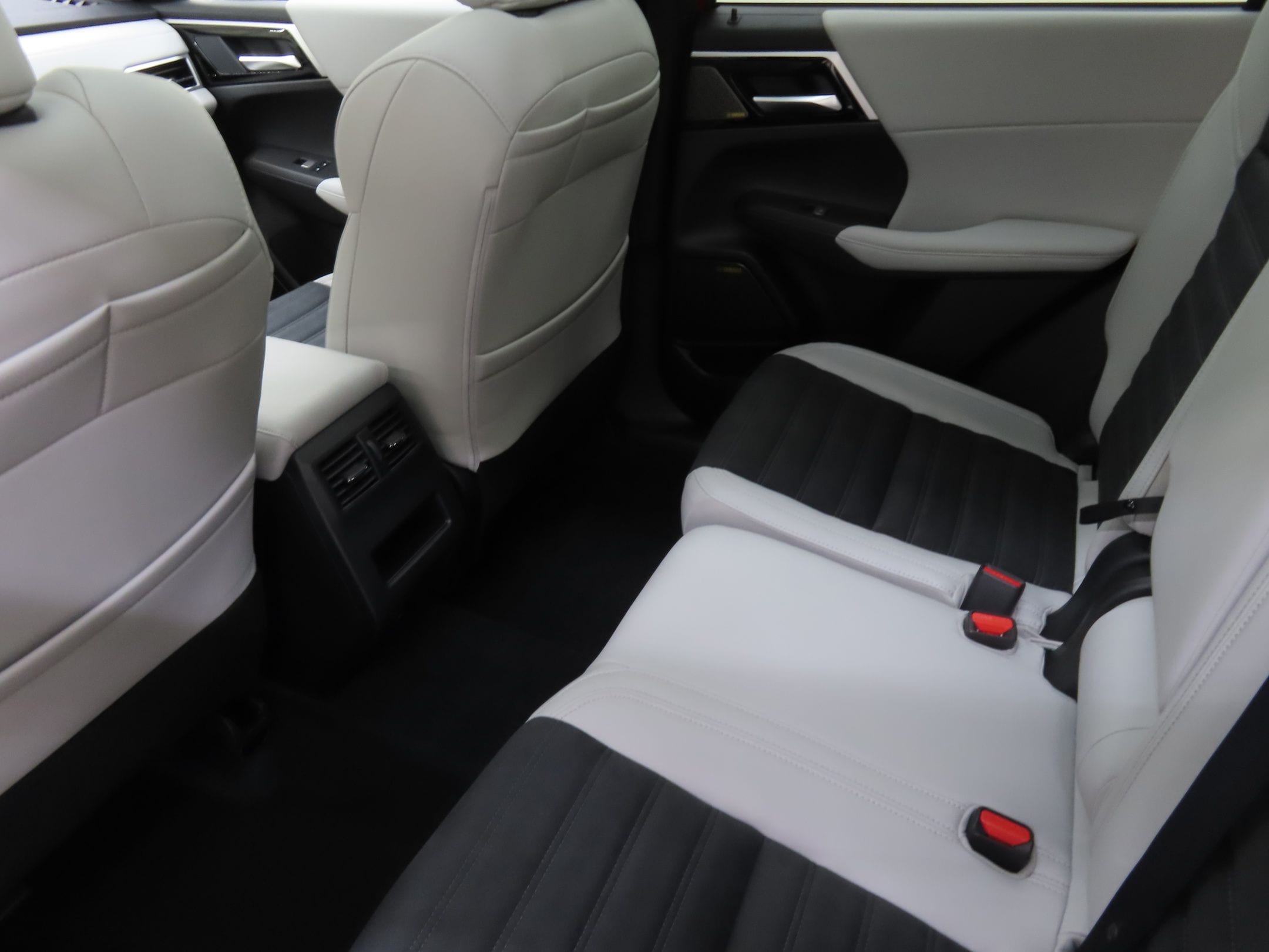 2025 Mitsubishi Outlander SE - Photo 23