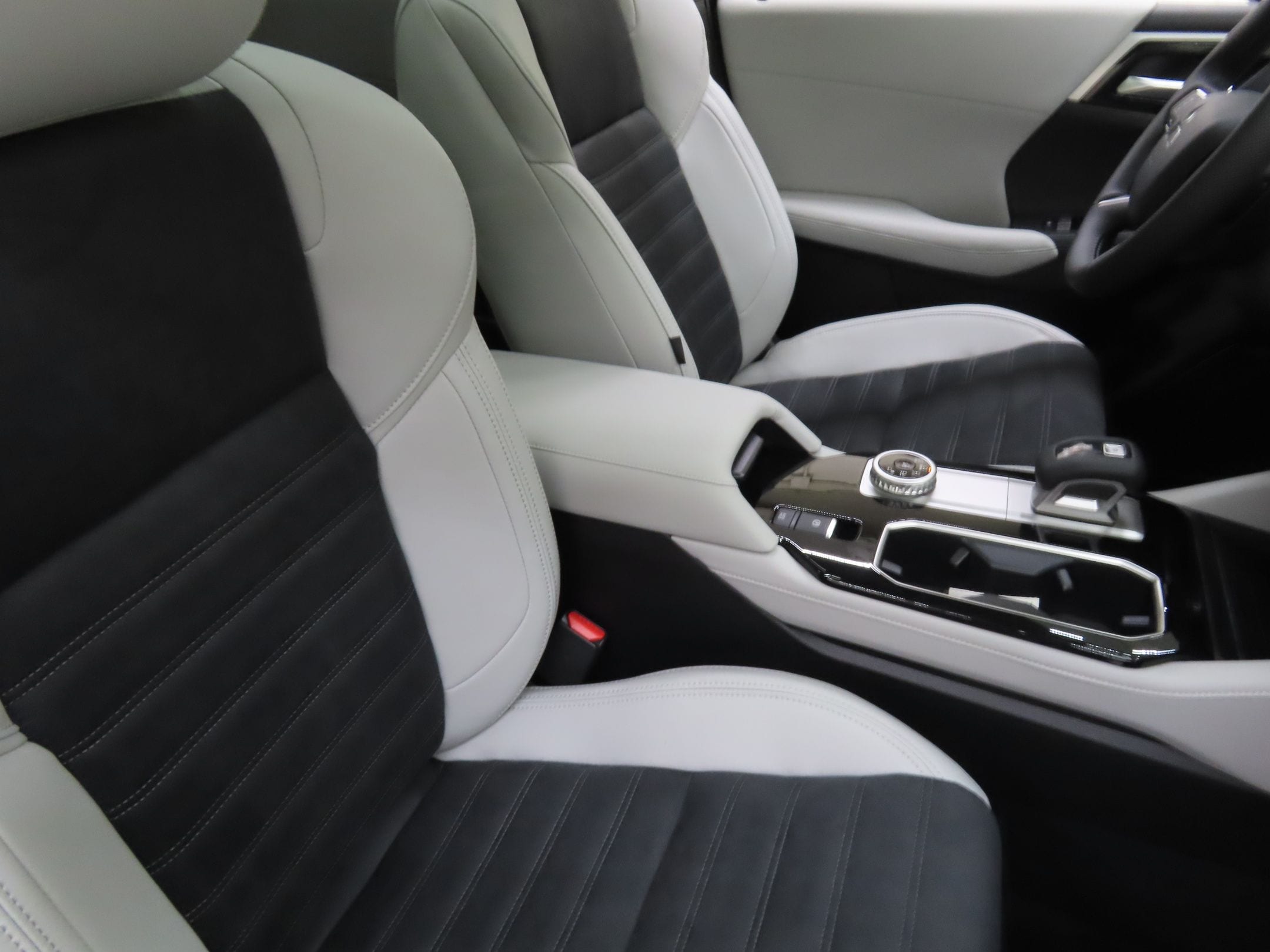 2025 Mitsubishi Outlander SE - Photo 27